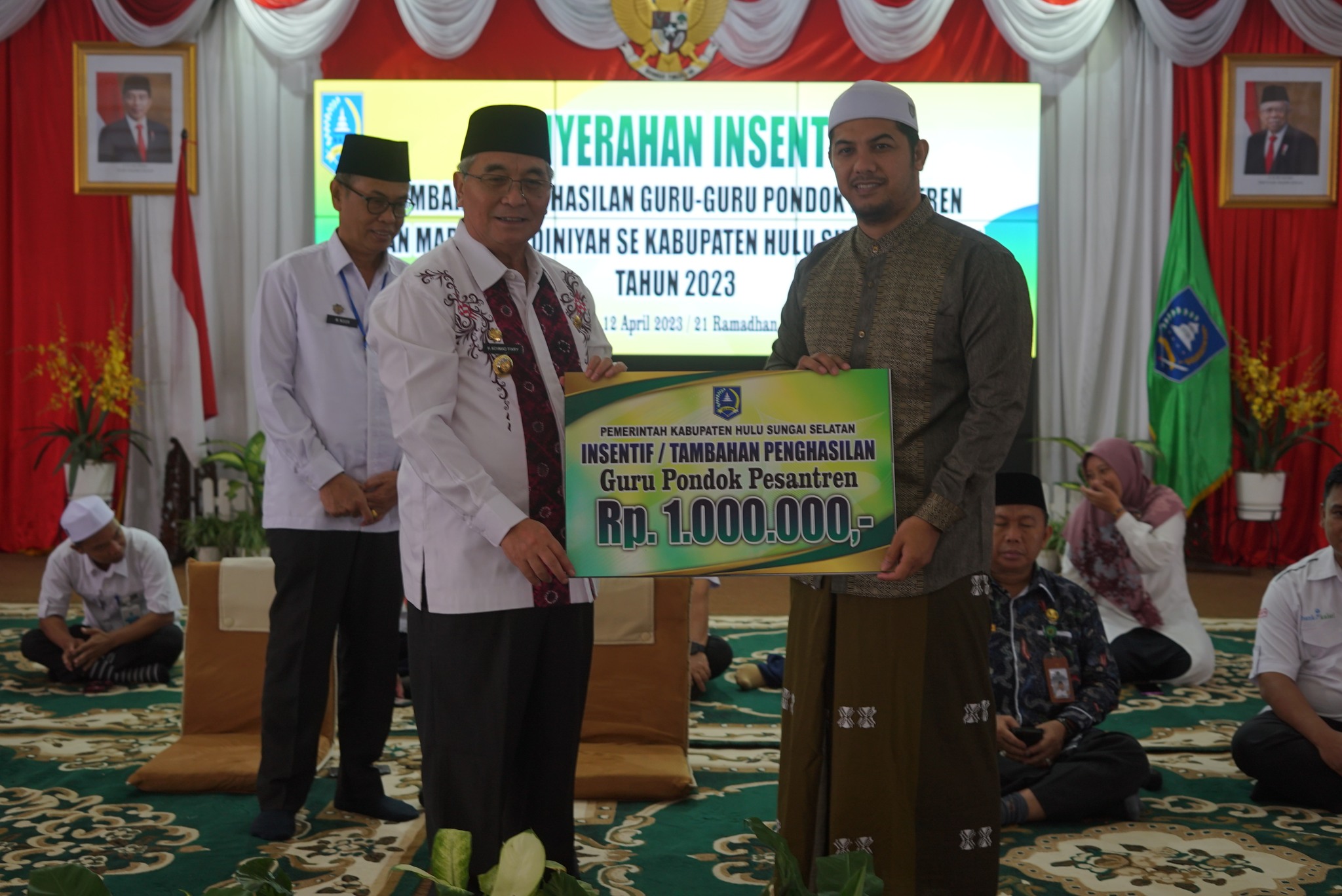 BUPATI HSS SERAHKAN TAMBAHAN PENGHASILAN/INSENTIF USTADZ USTADZAH PONPES DAN MDA SE-HSS