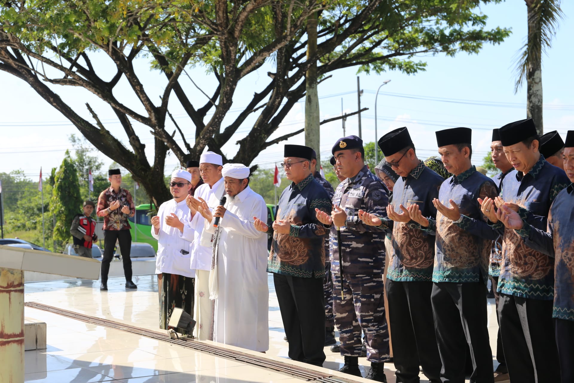 ZIARAH KE MAKAM PEJUANG HSS, BUPATI BERPESAN SELALU TINGKATKAN SEMANGAT PERJUANGAN