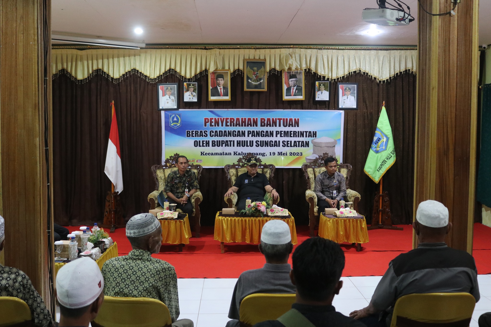 BUPATI HSS SALURKAN BANTUAN BERAS CADANGAN PANGAN PEMERINTAH DI KECAMATAN KALUMPANG