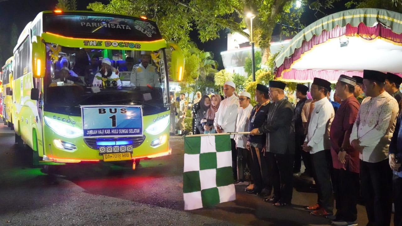 LEPAS JAMAAH CALON HAJI, BUPATI BERPESAN AGAR JAMAAH TETAP DISIPLIN, SABAR, DAN JAGA KESEHATAN