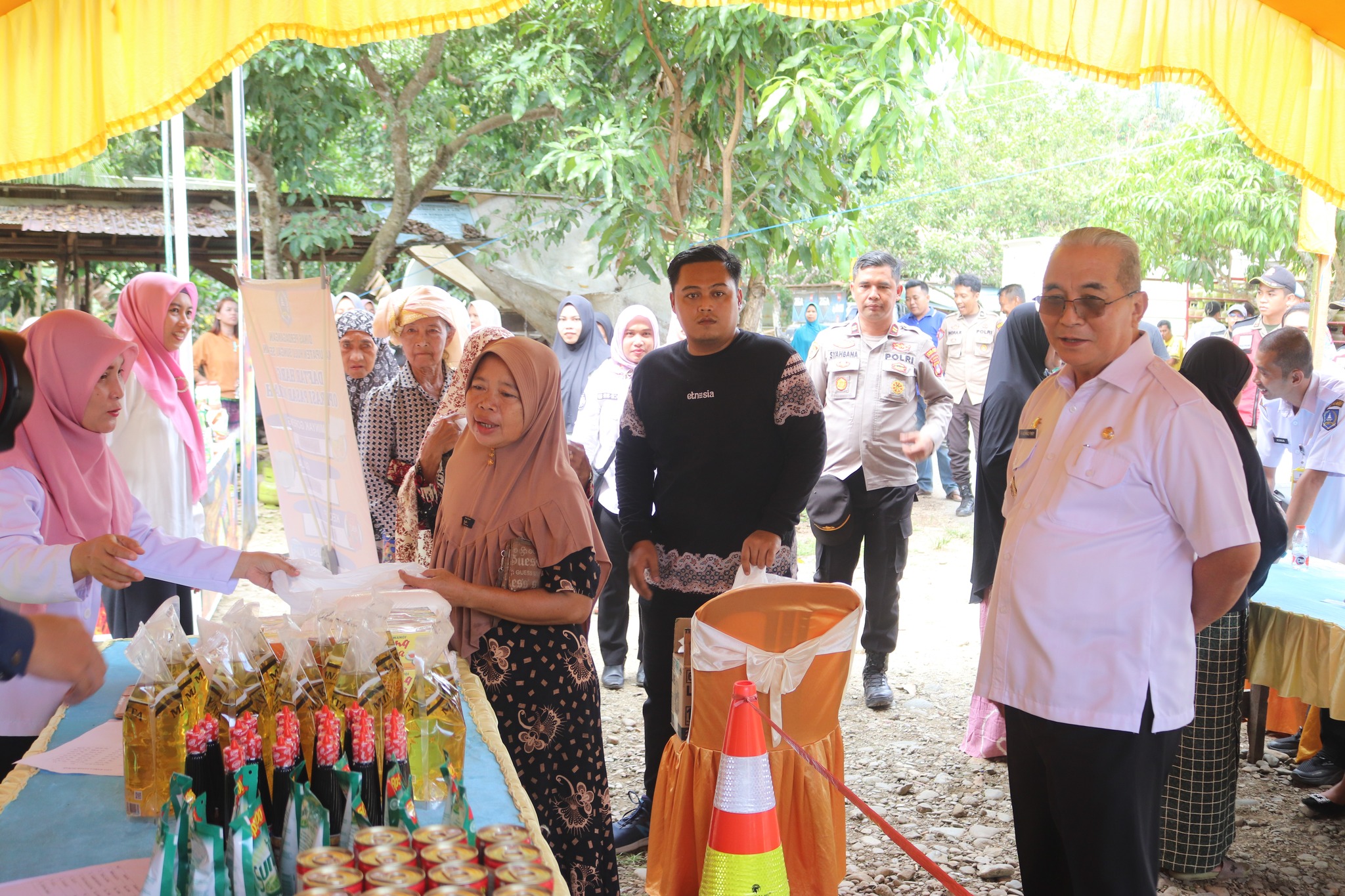 KEBERADAAN PASAR MURAH DISAMBUT ANTUSIAS WARGA DESA BARU KECAMATAN SUNGAI RAYA