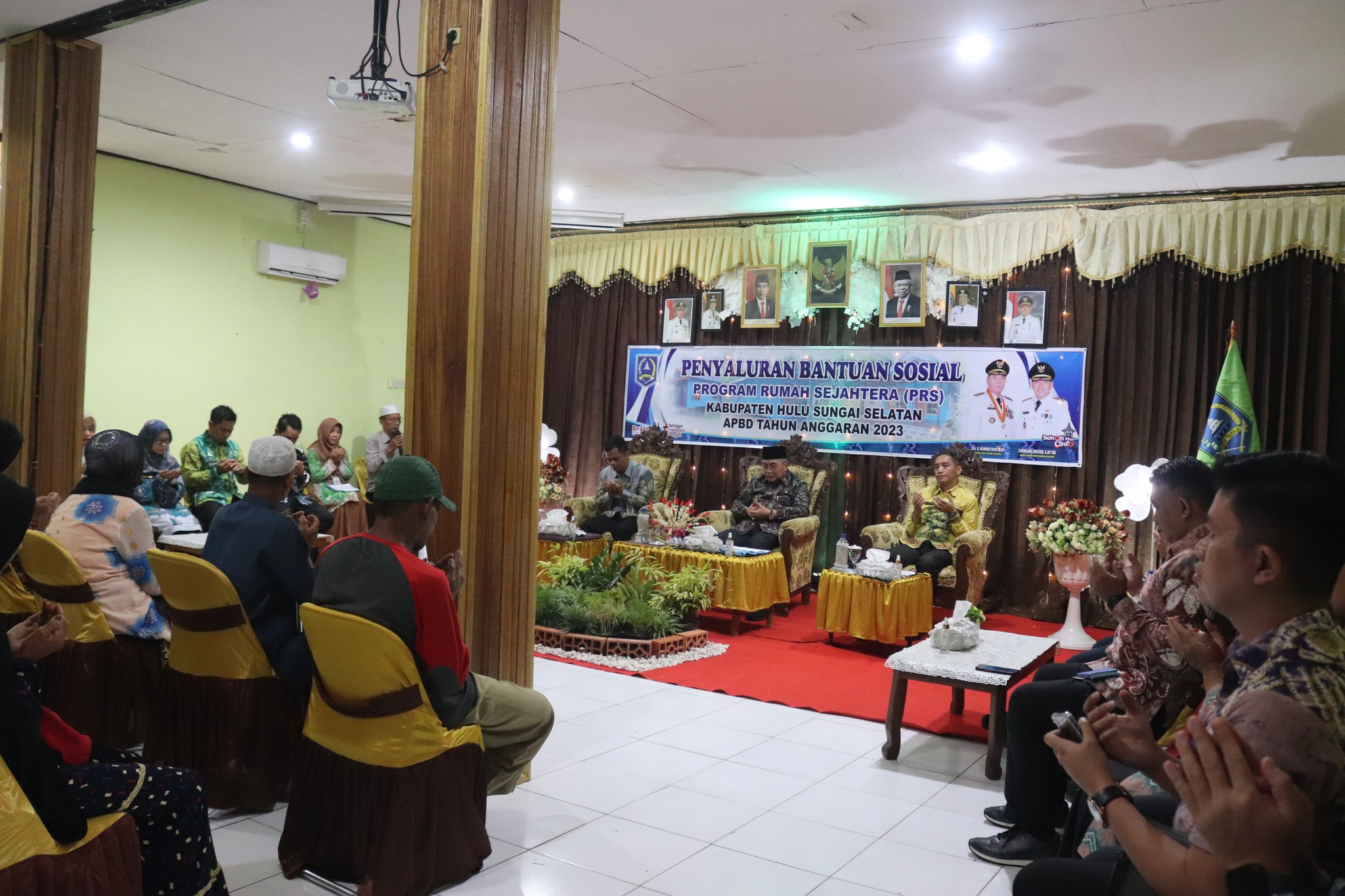 34 KPM DI KECAMATAN KALUMPANG DAN SIMPUR TERIMA BANTUAN RUMAH SEJAHTERA