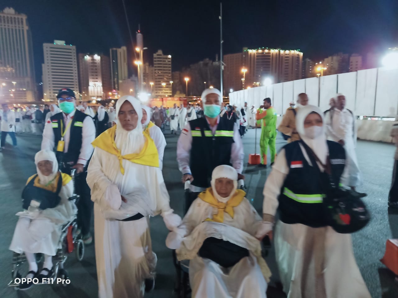 PETUGAS KLOTER BANTU DAMPINGI JEMAAH HAJI LANSIA TERTUA ASAL HSS
