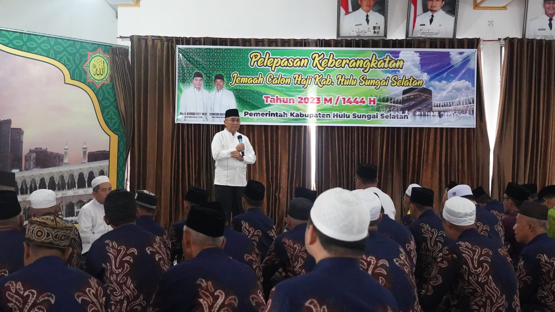 LEPAS JAMAAH CALON HAJI, BUPATI BERPESAN AGAR JAMAAH TETAP DISIPLIN, SABAR, DAN JAGA KESEHATAN