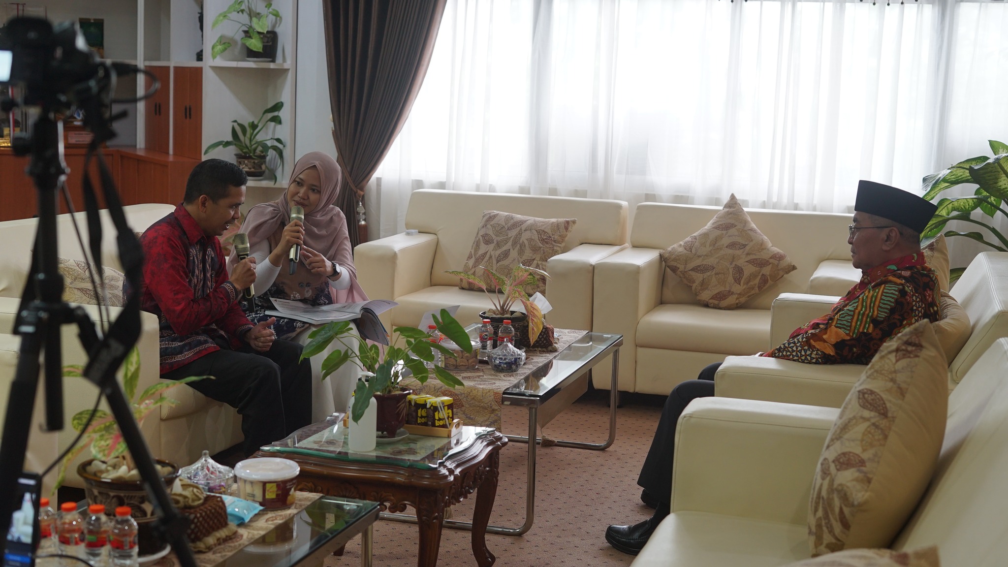 MOMEN SPESIAL, BUPATI HSS MENYAPA DALAM DIALOG INTERAKTIF