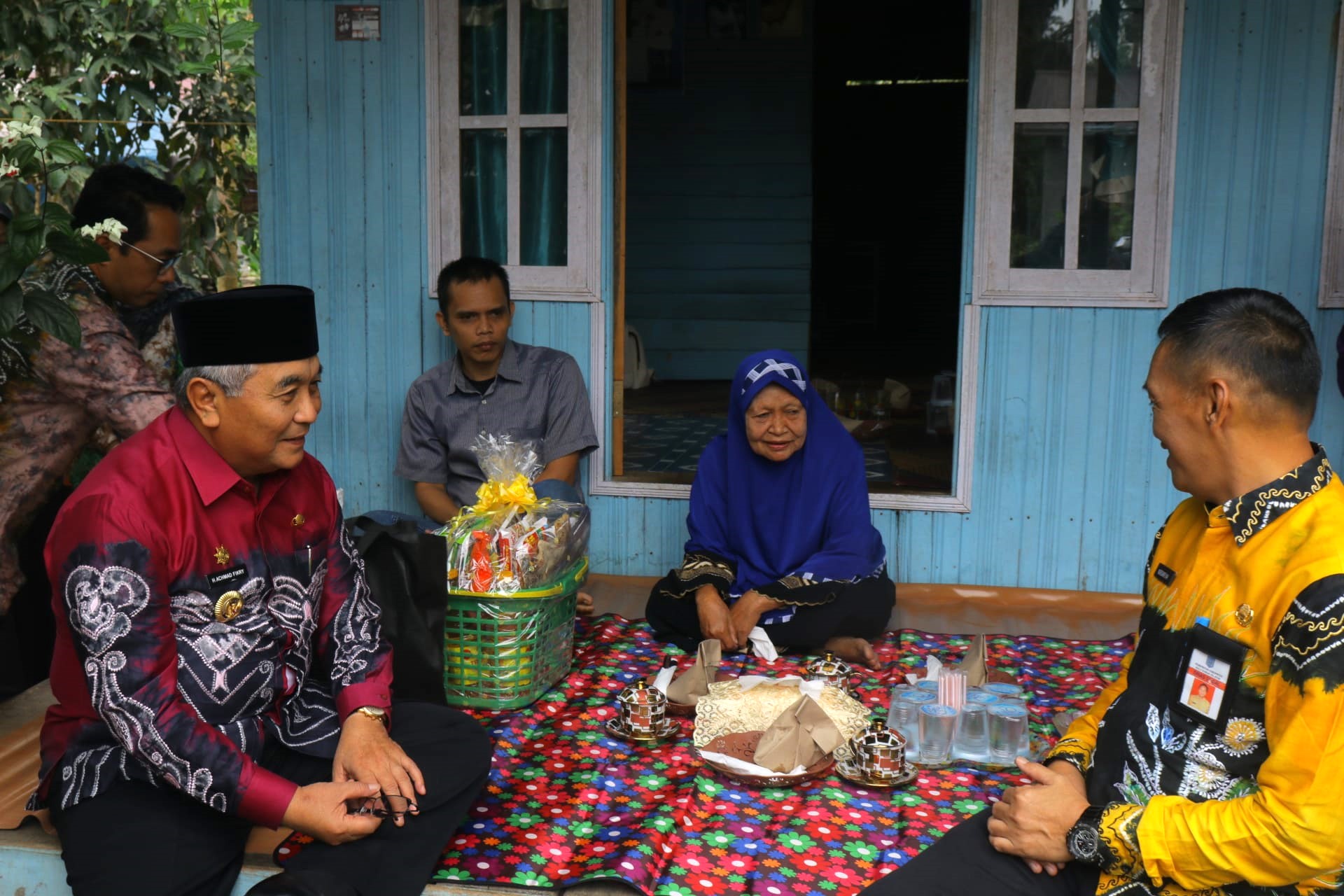 BUPATI HSS SILATURAHMI HANGAT DENGAN LANSIA ASUH NENEK HALIMAH