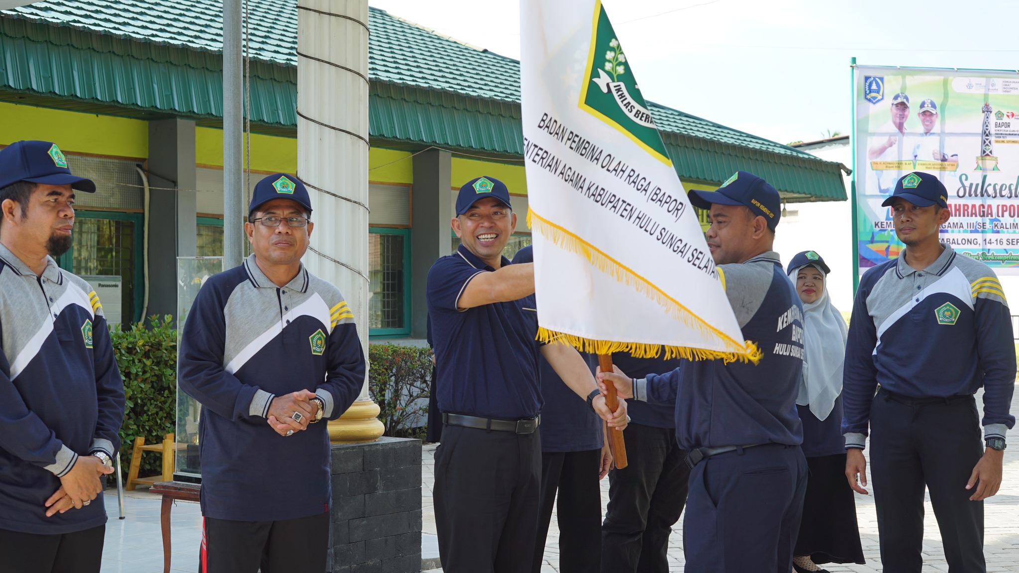 PEMBERANGKATAN KONTINGEN PIALA OLAHRAGA ANTAR APARATUR SIPIL NEGARA (ASN) KANTOR KEMENTERIAN AGAMA KABUPATEN HULU SUNGAI SELATAN
