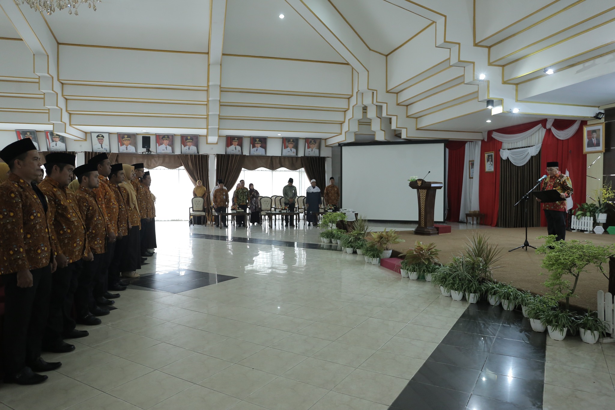 BUPATI HSS KUKUHKAN 38 ANGGOTA DPD APGAII DEMI TINGKATKAN MUTU PENDIDIKAN AGAMA ISLAM