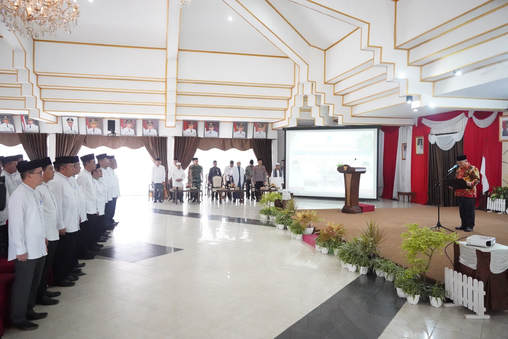 RESMI DIKUKUHKAN, BUPATI HSS BERHARAP BADAN PENGELOLA DAPAT MENJADIKAN ISLAMIC CENTER TERUS MAJU DAN BERKEMBANG