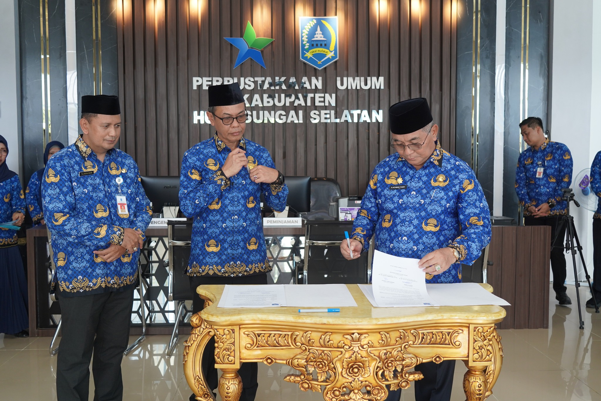 DUKUNG PENYELENGGARAAN KEARSIPAN DAN IMPLEMENTASI SRIKANDI, BUPATI HSS SAKSIKAN PENANDATANGANAN PAKTA INTEGRITAS