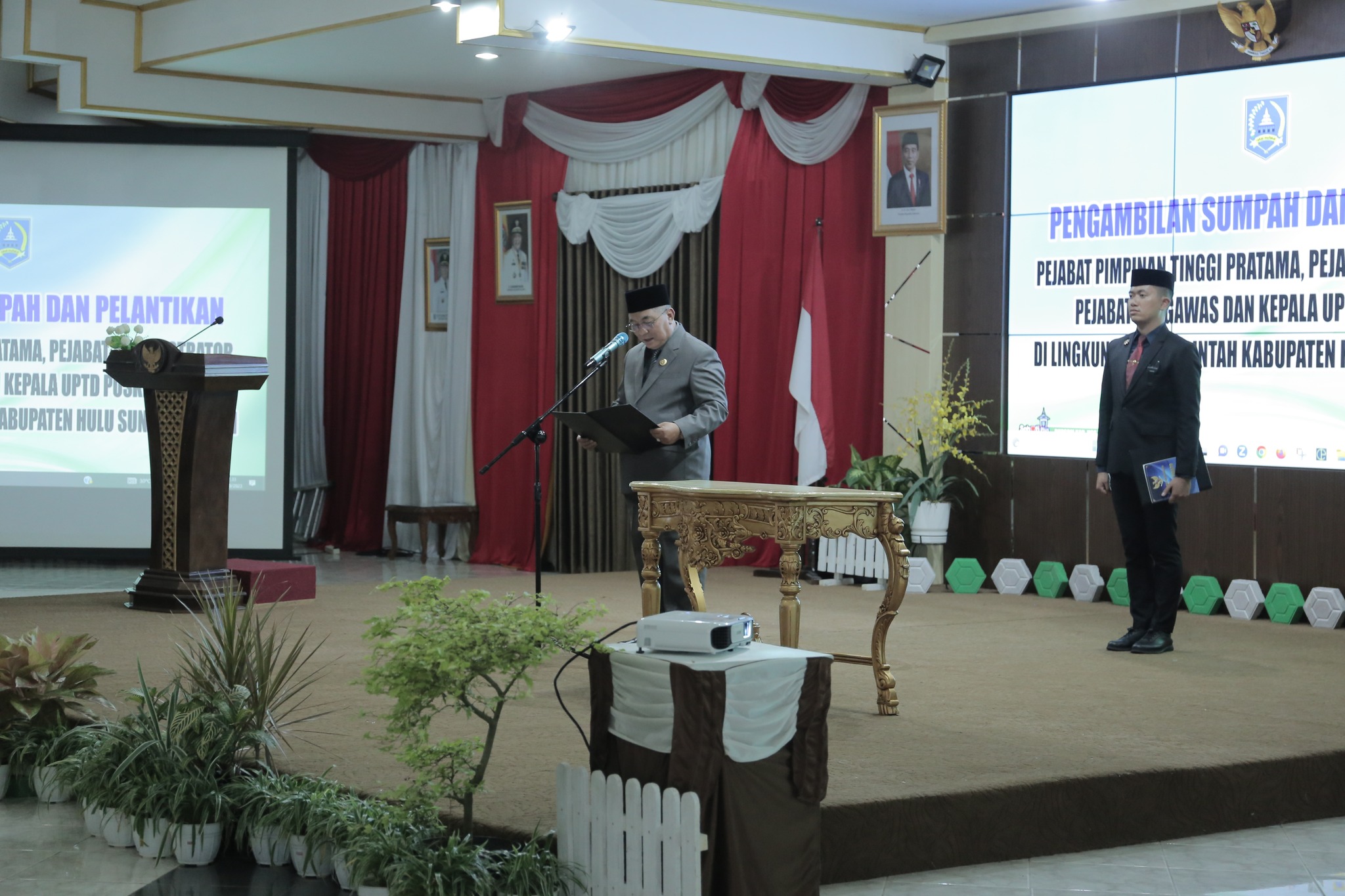 BUPATI HSS MELANTIK SEJUMLAH PEJABAT MENJELANG AKHIR MASA JABATANNYA