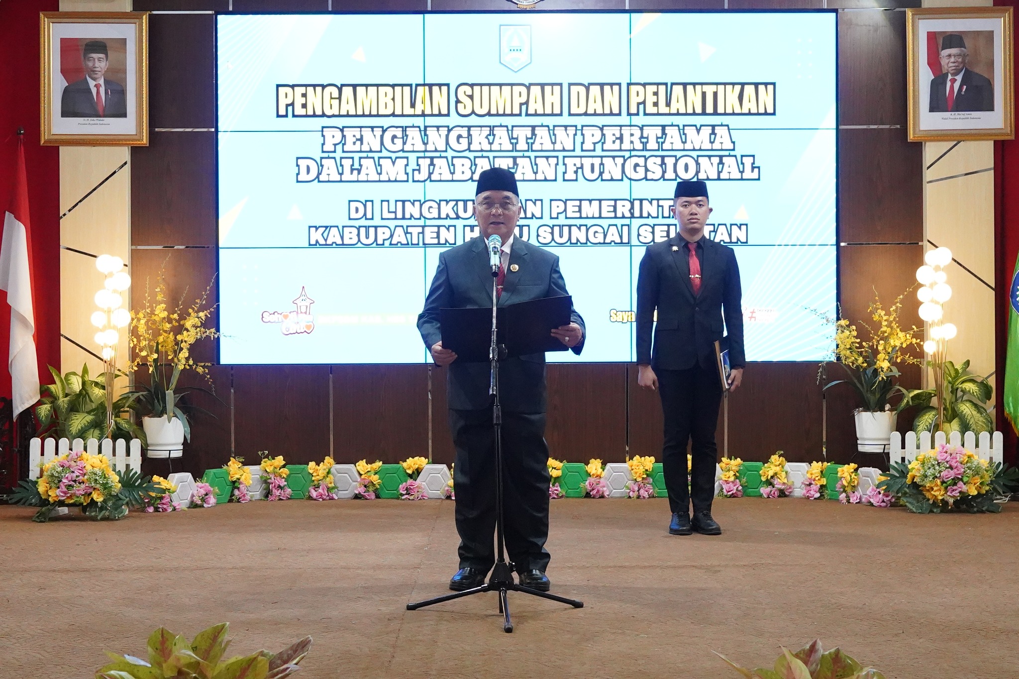 LAKSANAKAN KEWAJIBAN, BUPATI HSS LANTIK DAN AMBIL SUMPAH JABATAN STRUKTURAL DAN FUNGSIONAL DI LINGKUNGAN PEMERINTAH KABUPATEN HSS