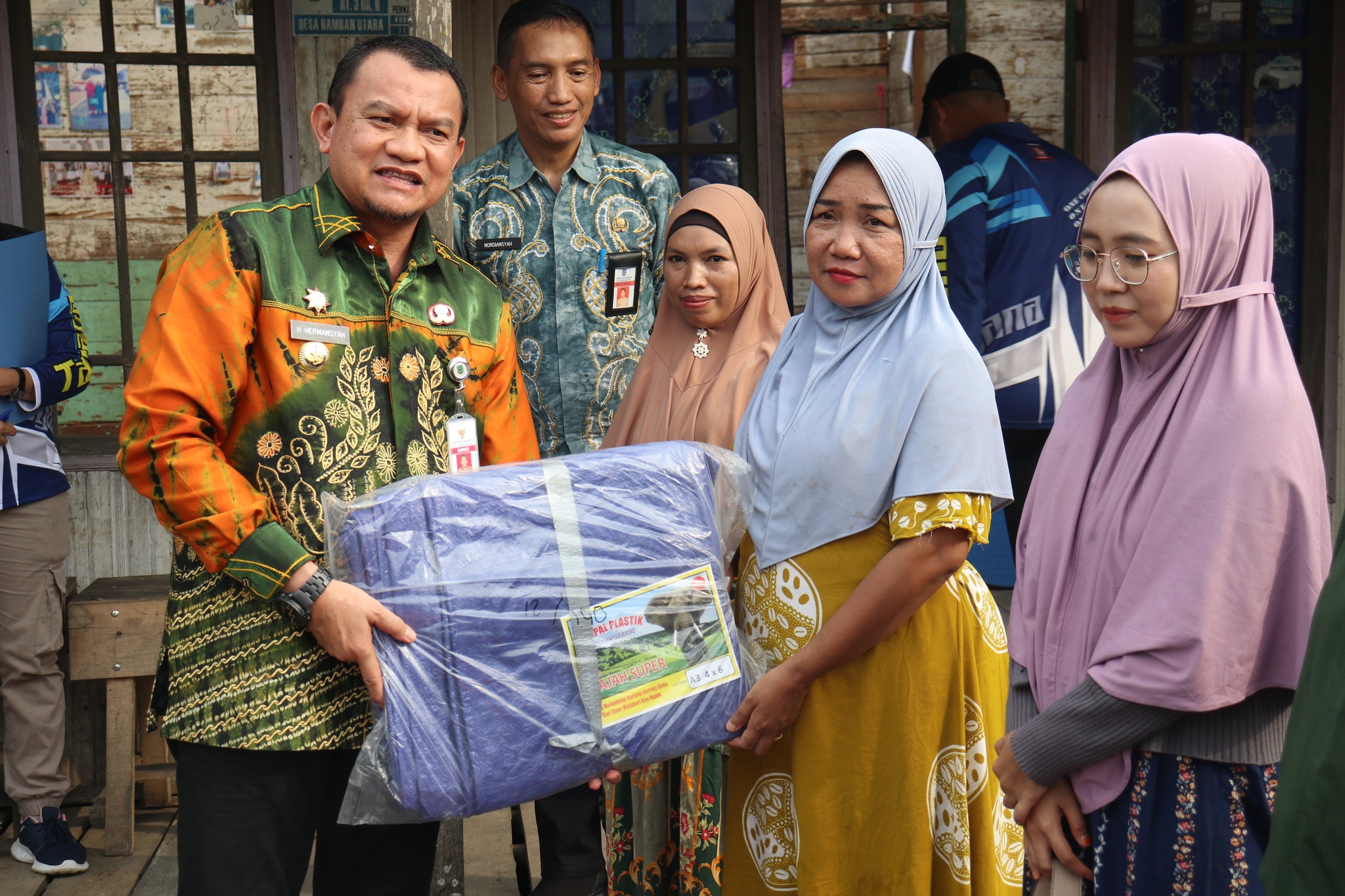 CEPAT TANGGAP, PEMKAB HSS LANGSUNG SALURKAN BANTUAN TANGGAP DARURAT UNTUK WARGA TERDAMPAK BENCANA