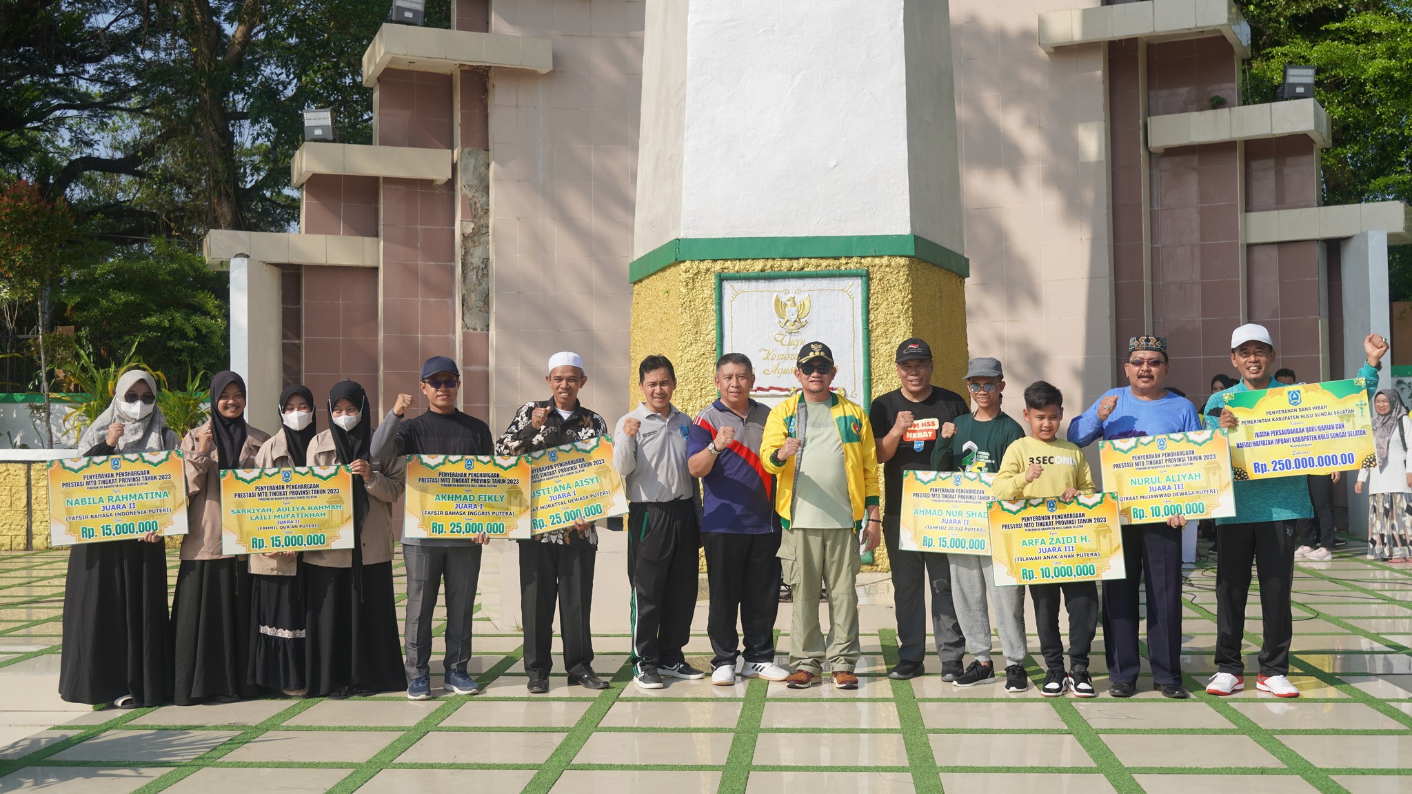 PJ BUPATI HSS SERAHKAN PENGHARGAAN ATAS PRESTASI PADA MTQ NASIONAL KE-34 TINGKAT PROVINSI KALSEL