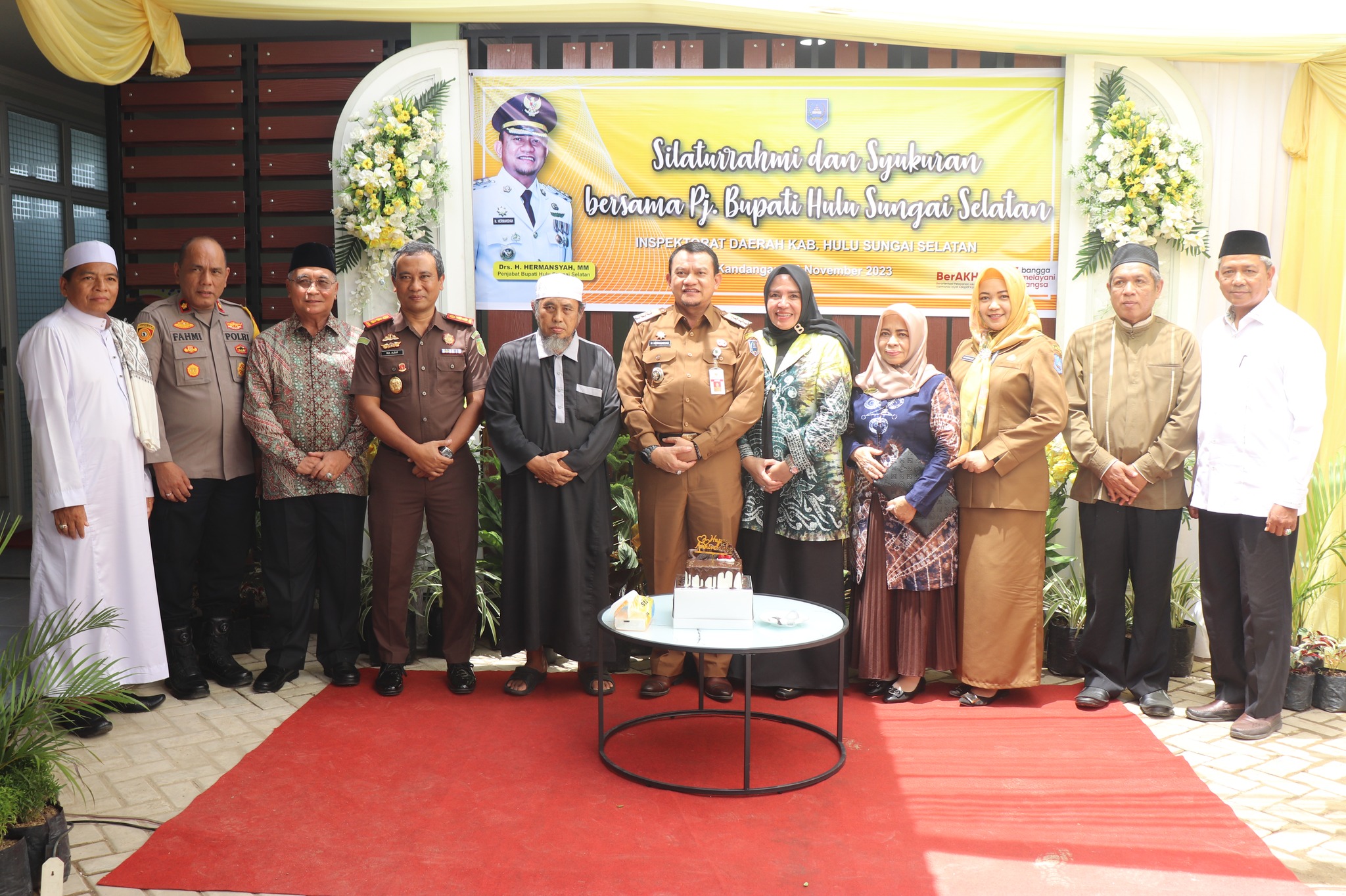 PJ. BUPATI HSS SECARA DADAKAN DAPAT KUE ULANG TAHUN PERKAWINAN SAAT HADIRI SYUKURAN INSPEKTORAT HSS