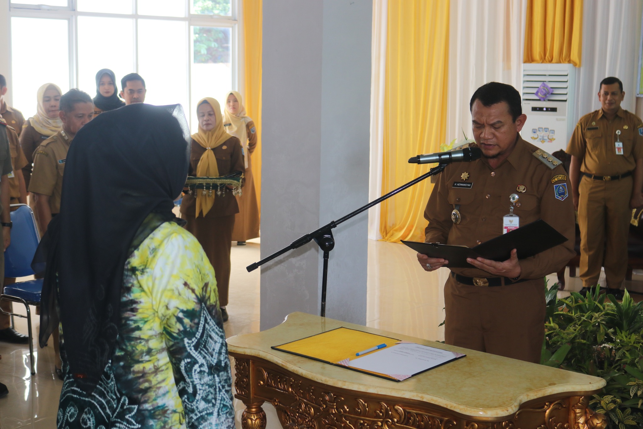 PJ BUPATI HSS KUKUHKAN BUNDA LITERASI PADA PEMBUKAAN BIMTEK PENGELOLAAN ARSIP DINAMIS DAN APLIKASI SRIKANDI