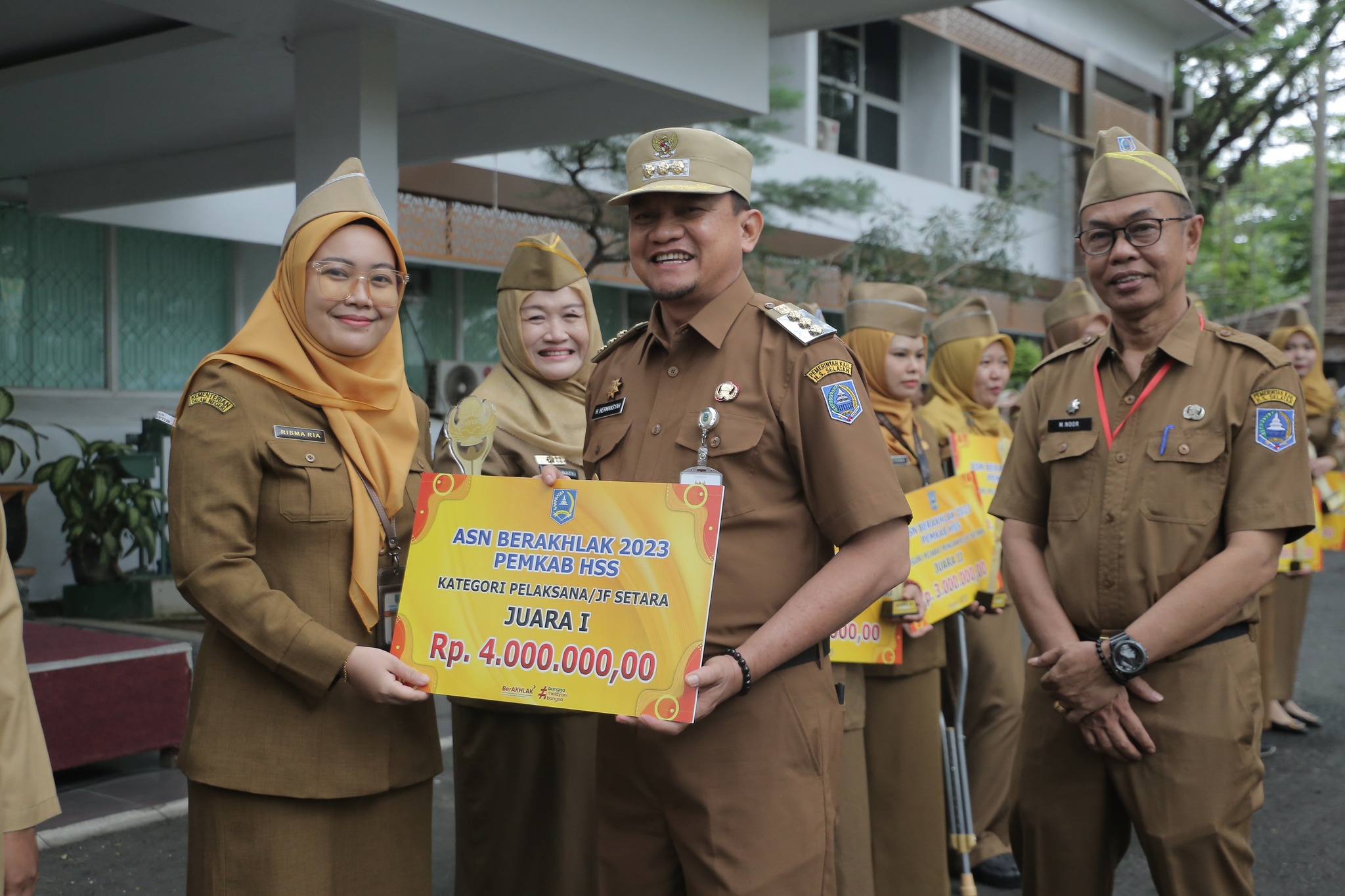 PJ BUPATI HSS DORONG PENINGKATAN KINERJA DAN MOTIVASI ASN MELALUI PENGHARGAAN ASN BERAKHLAK