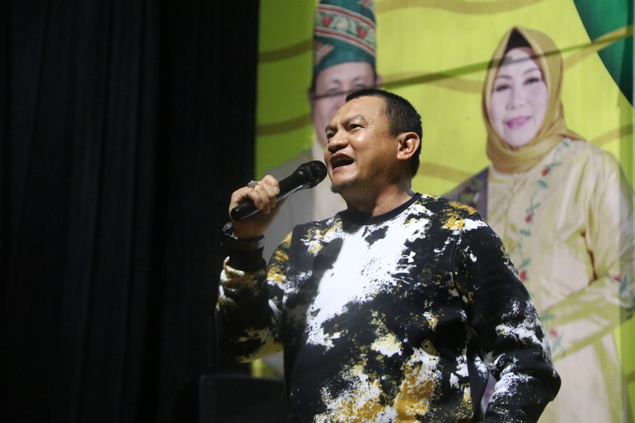 PENJABAT BUPATI HULU SUNGAI SELATAN DAN ISTRI MENYAKSIKAN PENAMPILAN ORKES GAMBUS DARI POSKO LABASTARI KANDANGAN MERIAHKAN HARI JADI KABUPATEN KE-73