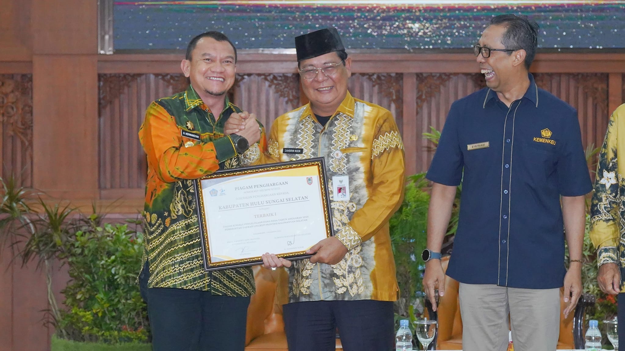 TERUS TINGKATKAN KINERJA, HSS SABET PENGHARGAAN TERBAIK I KINERJA PENGELOLAAN DANA DESA TAHUN ANGGARAN 2023