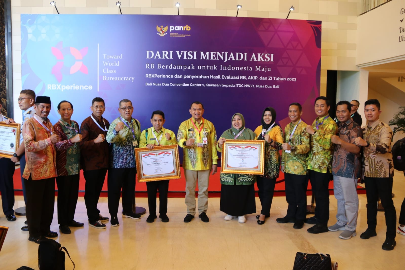 PENGAKUAN ATAS KETELITIAN DAN EFISIENSI KEUANGAN PEMERINTAH DAERAH, HSS RAIH PENGHARGAAN BERGENGSI IMPLEMENTASI RB TEMATIK TERBAIK DAN SAKIP PRESTASI A