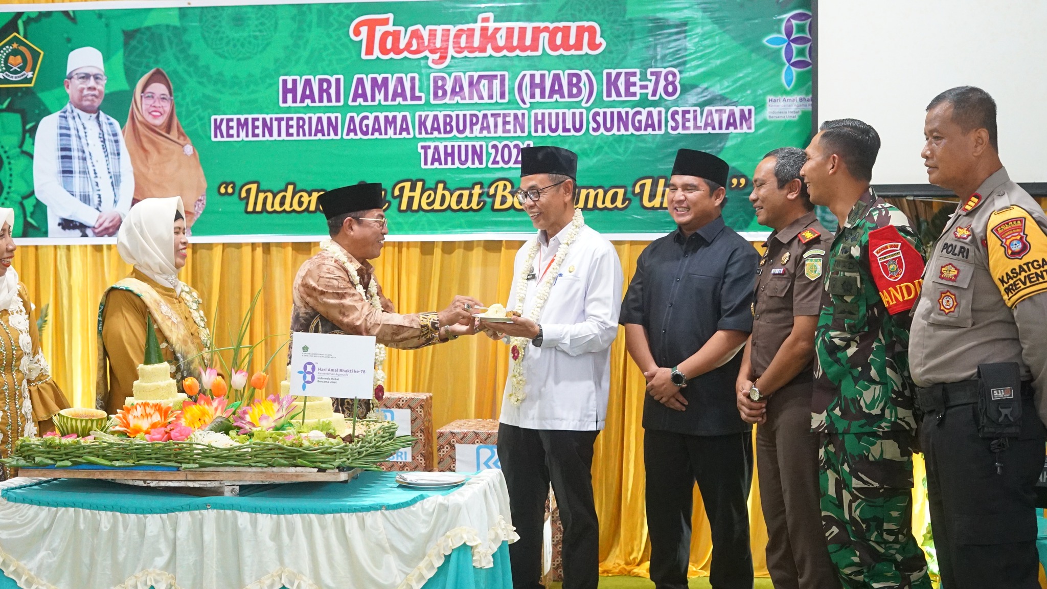 KEMENAG HSS BERI PENGHARGAAN UNTUK PEMKAB HSS SAAT TASYAKURAN PERINGATAN HAB KE-78 TAHUN 2024