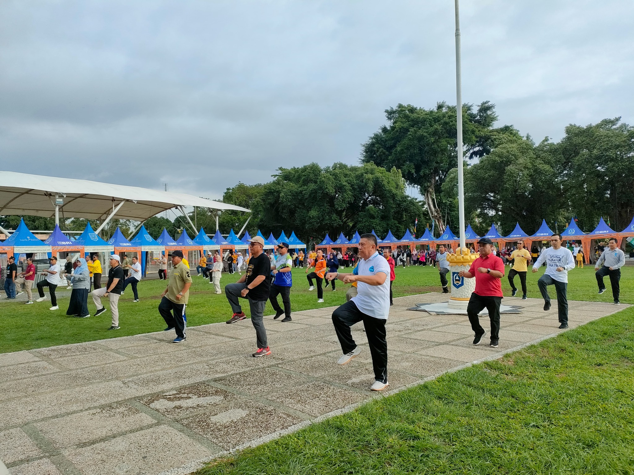 SENAM GABUNGAN ASN DI LAPANGAN LAMBUNG MANGKURAT