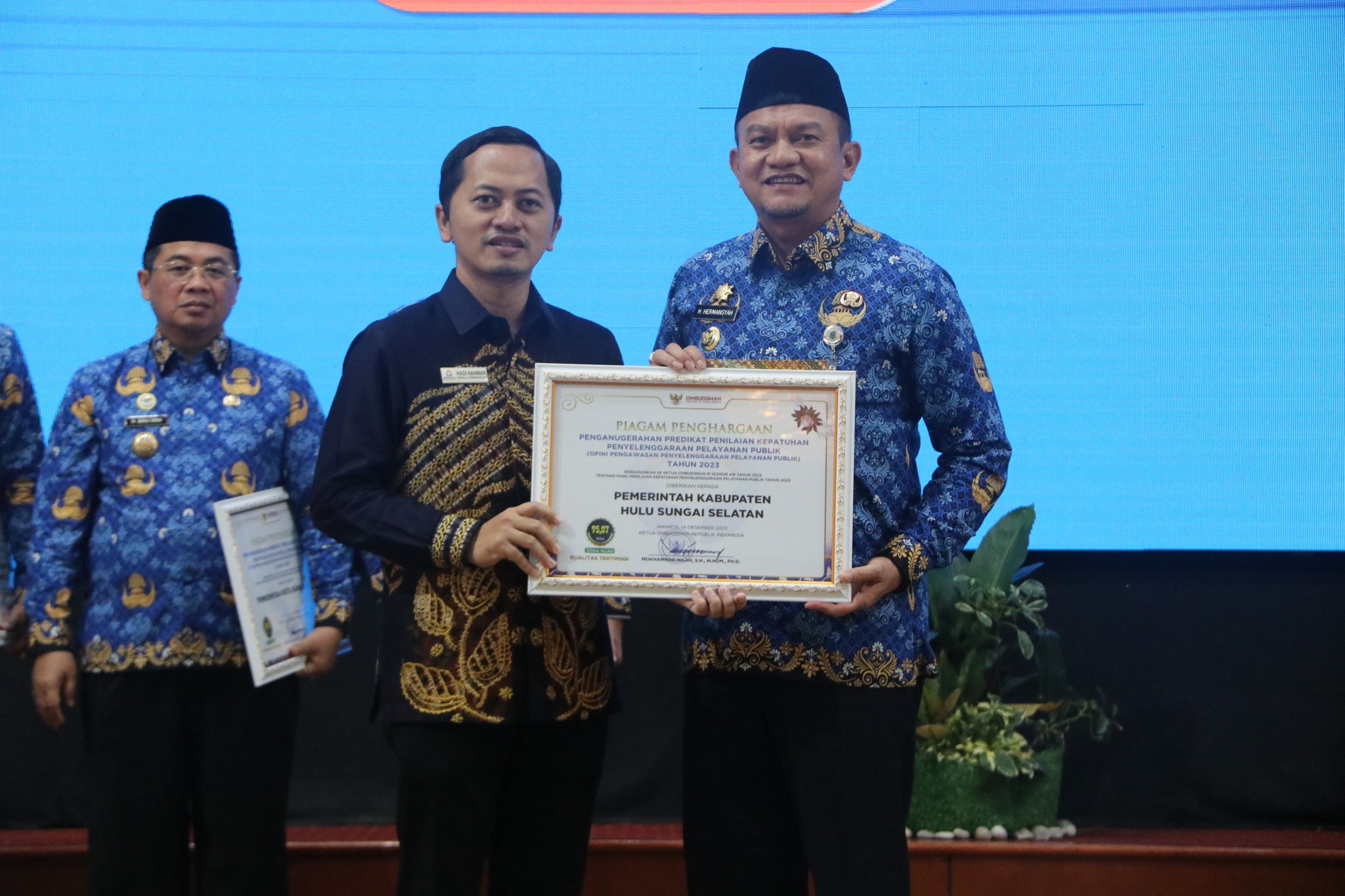 KAB. HSS RAIH PRESTASI GEMILANG: KEPATUHAN PELAYANAN PUBLIK TAHUN 2023 MENCAPAI ZONA HIJAU TERTINGGI DI KALIMANTAN SELATAN