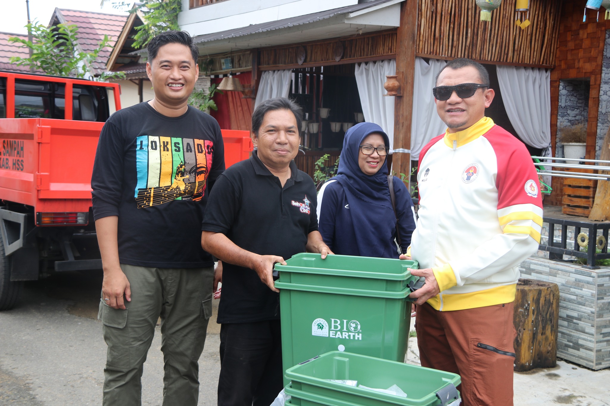 PJ. BUPATI HSS MENINJAU SECARA LANGSUNG KEGIATAN JUM’AT BERSIH DALAM RANGKA PENILAIAN ADIPURA.