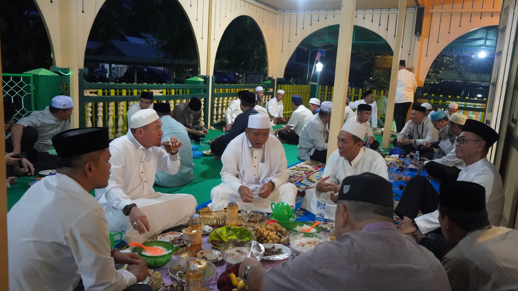 PEMKAB HSS GELAR SAFARI RAMADHAN DENGAN BERBUKA PUASA DAN SHOLAT MAGRIB BERJAMAAH BERSAMA MASYARAKAT DESA LONGAWANG