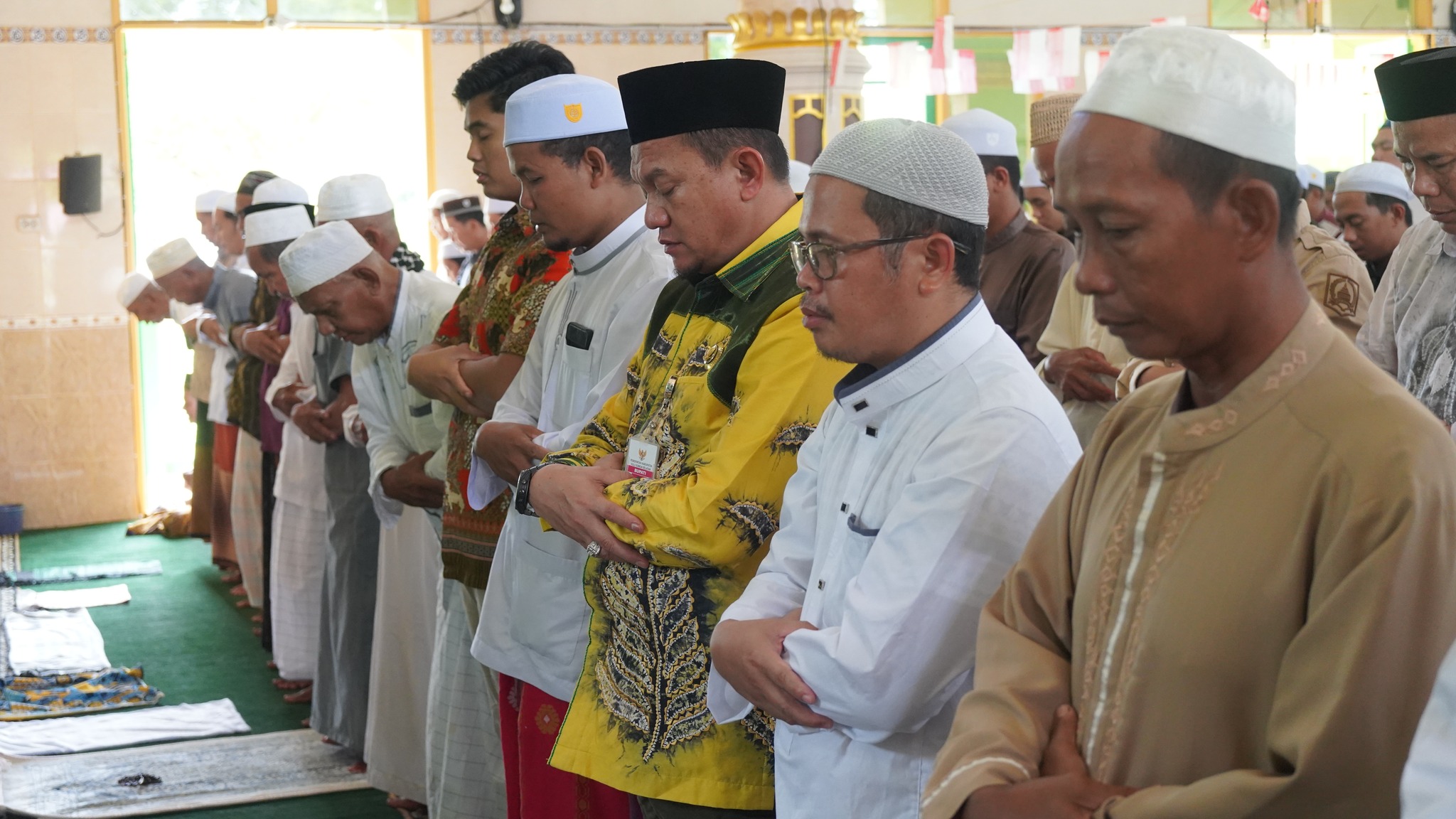 SETELAH BERBAGI KASIH, PJ BUPATI HSS SHOLAT JUM’AT DAN BERSILATURAHMI DI DESA BATANG KULUR TENGAH
