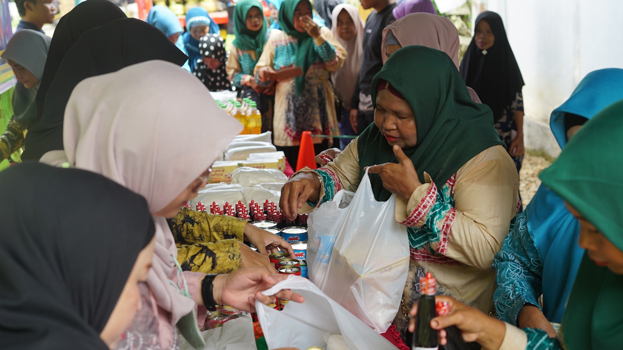 MEMBANTU MASYARAKAT, PEMERINTAH KABUPATEN HSS GELAR PASAR MURAH DAN BANSOS DI DESA LOKBINUANG