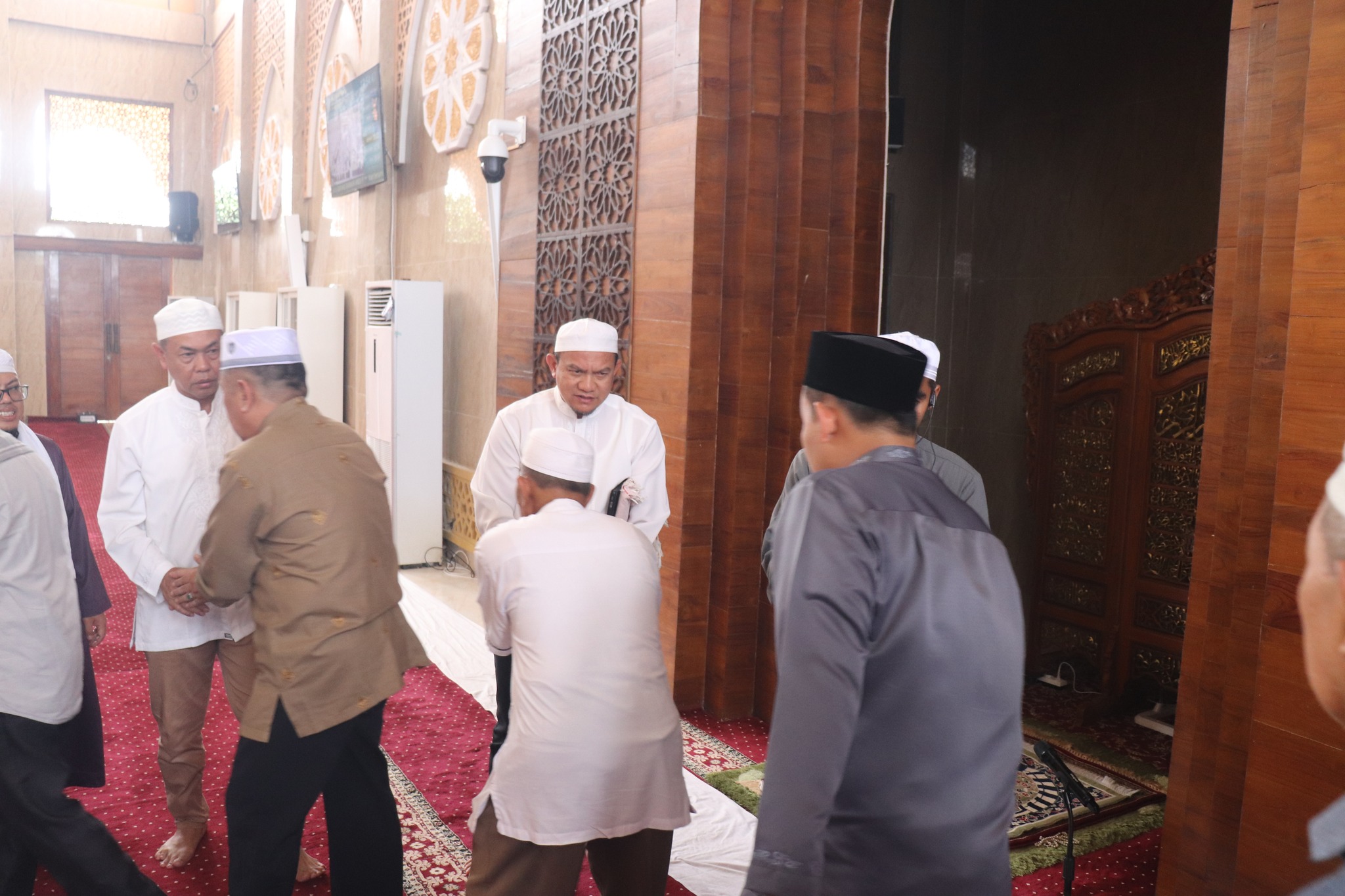 JAJARAN PEMKAB HSS MELAKSANAKAN SHOLAT ZUHUR BERJAMAAH PERDANA DI AWAL BULAN RAMADHAN 1445 H