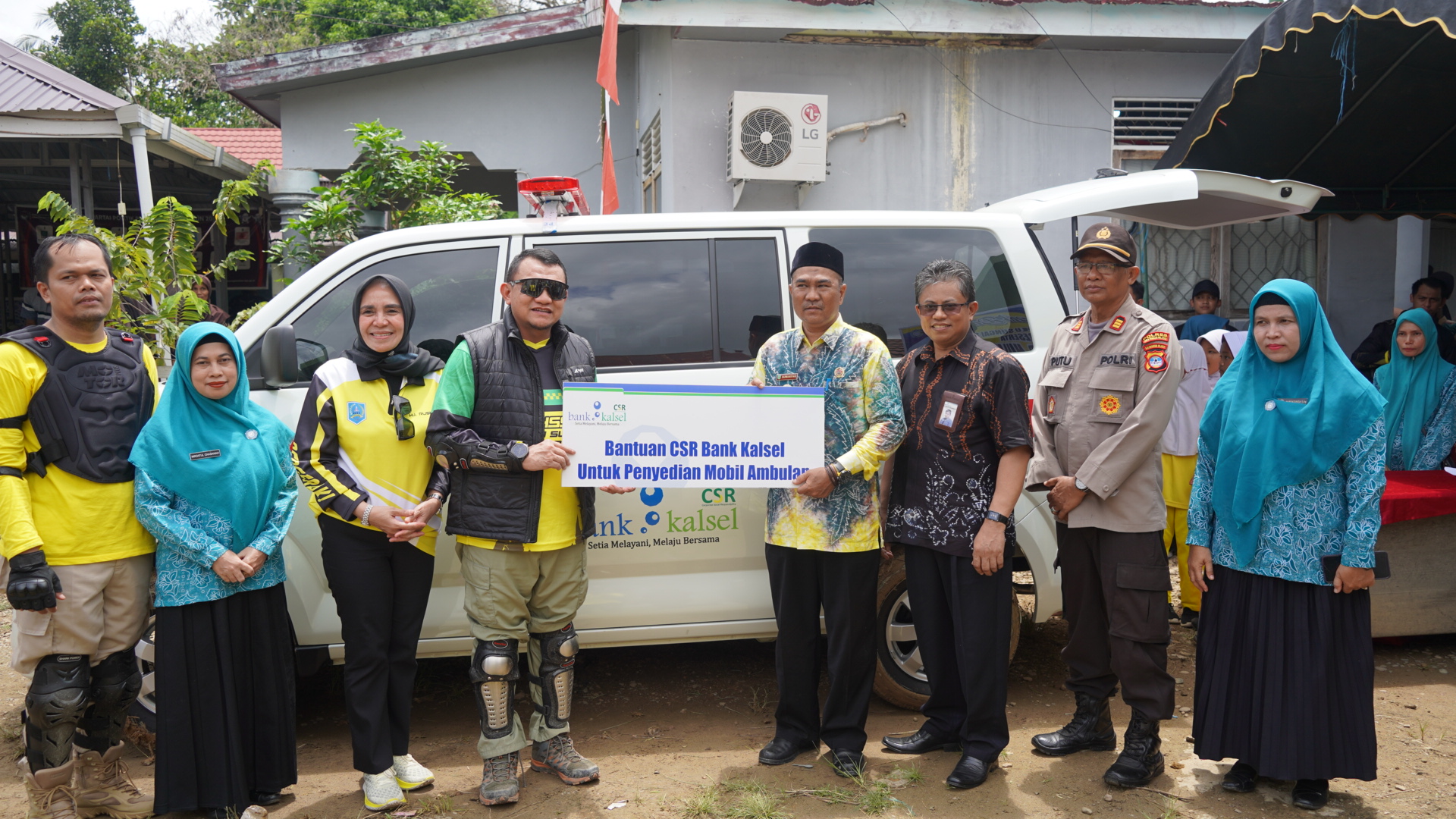 TINGKATKAN PELAYANAN KESEHATAN DAN TANGGAP DARURAT PJ. BUPATI HSS BERSAMA PJ. KETUA TP. PKK HSS SERAHKAN MOBIL AMBULANCE CSR BANK KALSEL