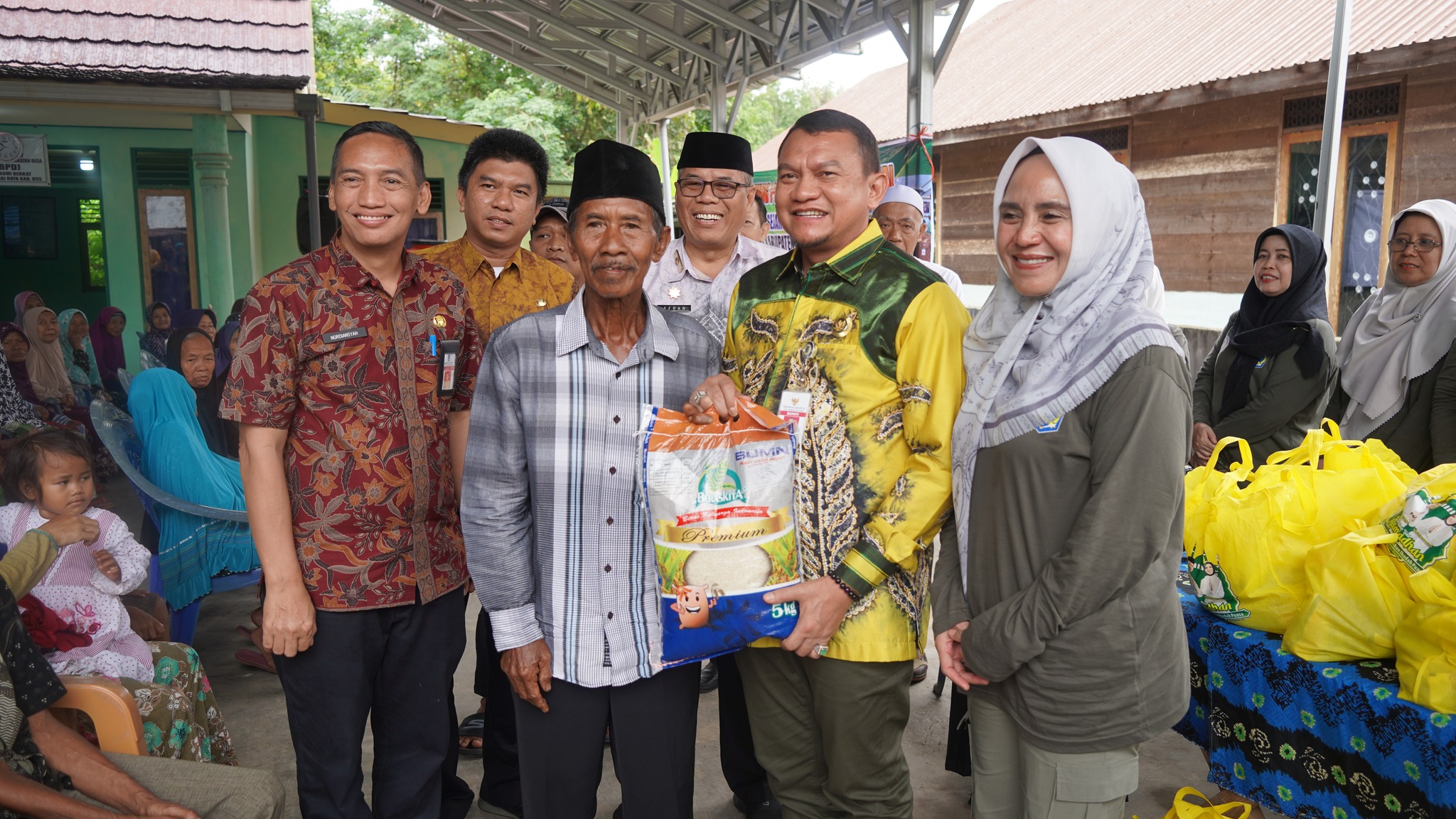 TULUS DAN PENUH KASIH, PJ BUPATI HSS DAN PJ KETUA TP PKK SISIR DESA-DESA BAGIKAN BANTUAN SOSIAL