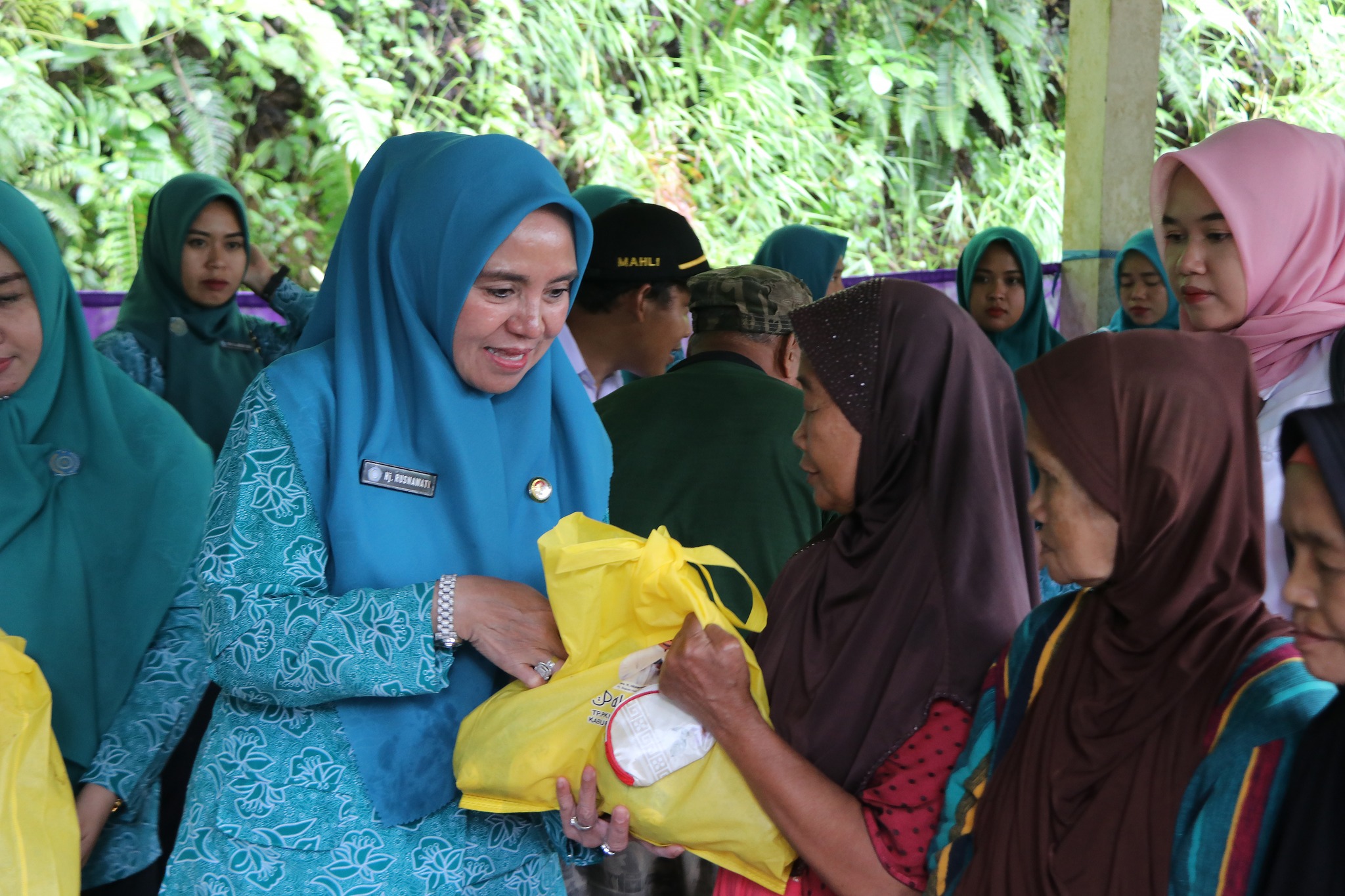 RINGANKAN BEBAN MASYARAKAT, PJ KETUA PKK HJ. RUSNAWATI TINJAU PASAR MURAH DAN BAGIKAN BANSOS
