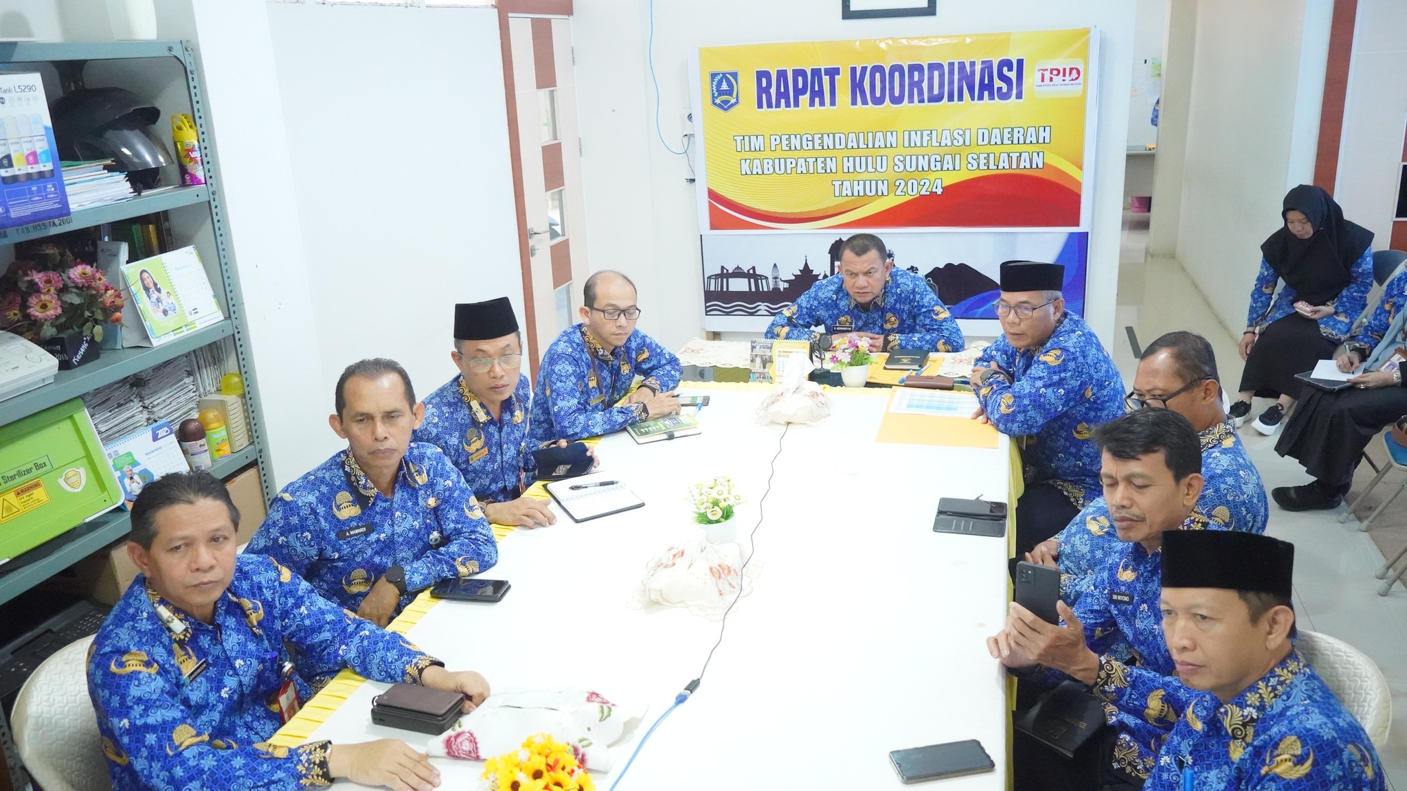 PJ BUPATI BERSAMA TIM TPID HSS RUTIN IKUTI RAKOR PENGENDALIAN INFLASI DAERAH TAHUN 2024 OLEH KEMENDAGRI RI