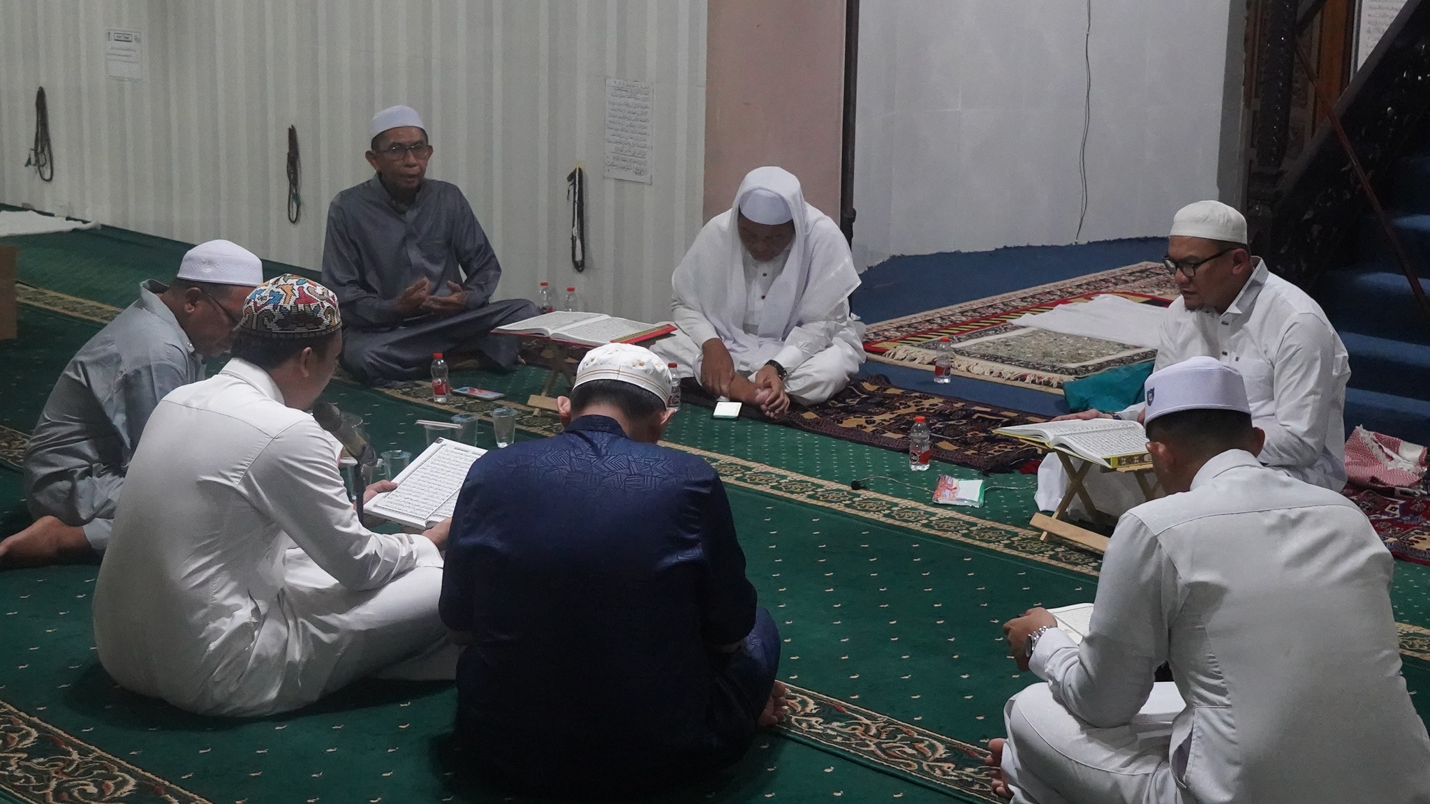 PJ. BUPATI HSS IKUTI TADARUS AL-QUR’AN SELEPAS SHOLAT TARAWIH DI MESJID ASSA’ADAH TANIRAN KUBAH