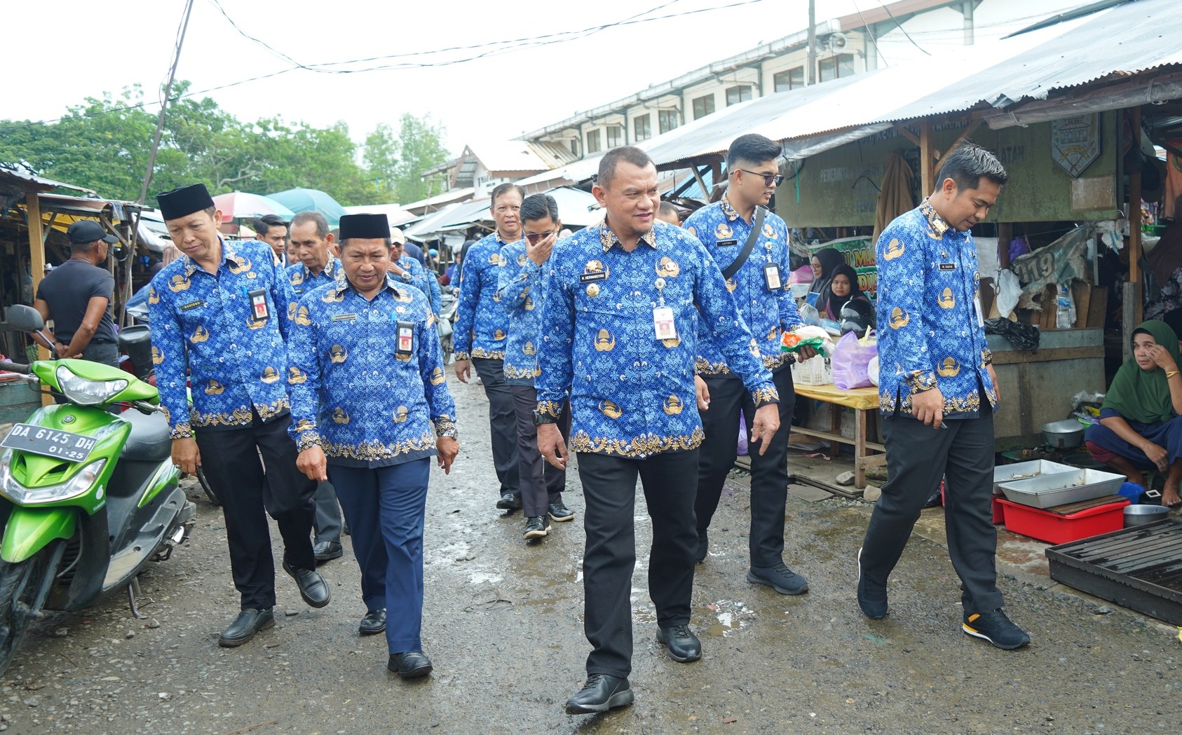 UPAYA TERUS KENDALIKAN INFLASI DAN STABILITAS HARGA BAHAN POKOK, PJ BUPATI HSS TINJAU LANGSUNG PASAR TERPADU