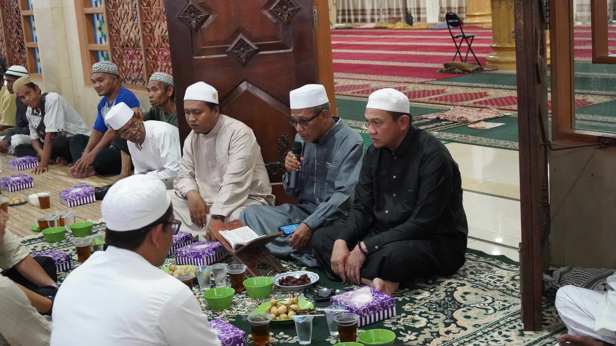 KEHANGATAN RAMADHAN: PJ BUPATI HSS HERMANSYAH BUKA PUASA, BERSILATURAHMI DAN SHOLAT MAGRIB BERJAMAAH DI MASJID AGUNG TAQWA