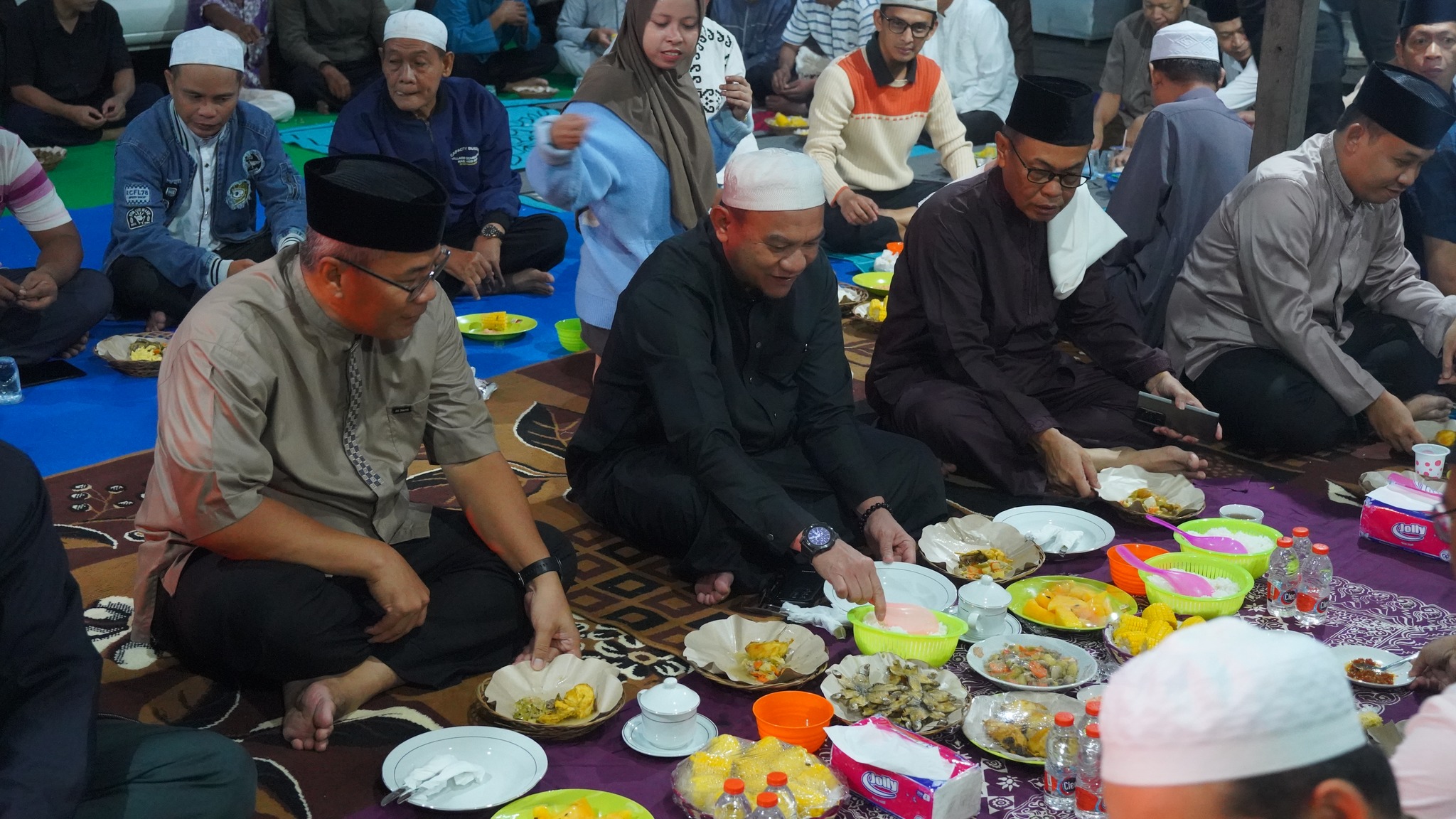 PEMKAB HSS MENGGELAR SAFARI RAMADHAN, GELAR SAHUR BERSAMA DAN SHOLAT SUBUH BERJAMAAH DI MESJID AL FIRDAUS DESA BARUH JAYA DAHA SELATAN