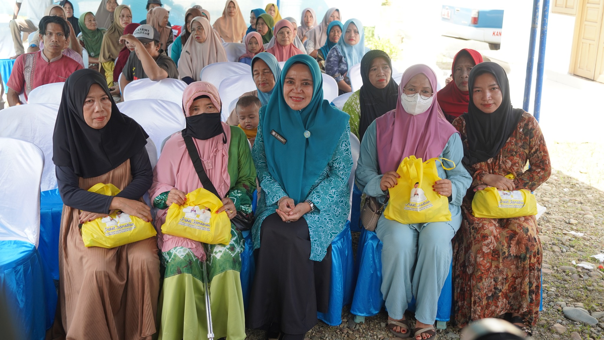 PJ KETUA PKK HJ. RUSNAWATI TINJAU PASAR MURAH DAN BAGIKAN BANSOS DI DESA GAMBAH DALAM