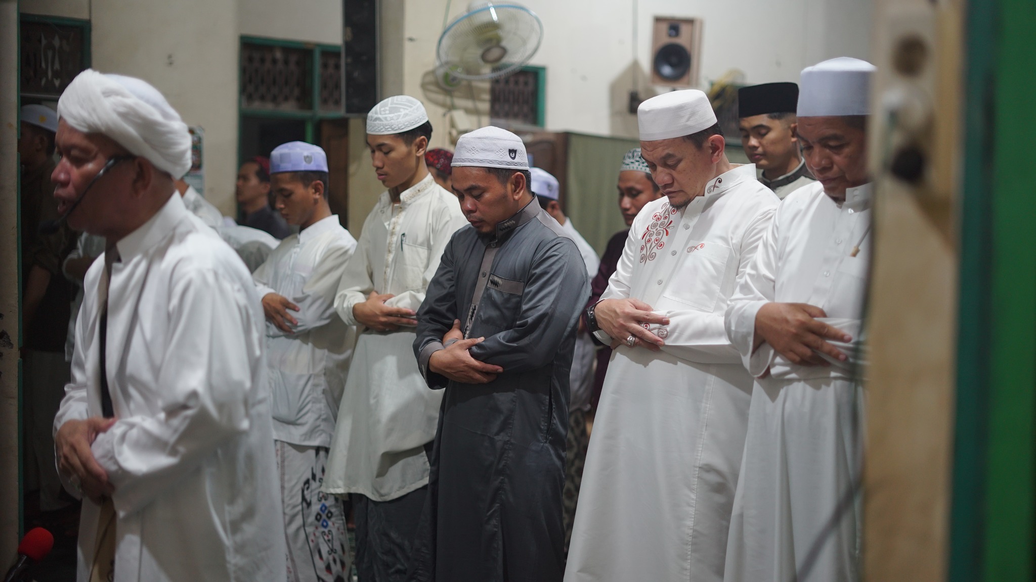 SUASANA KHIDMAT: PJ. BUPATI HSS SHALAT TARAWIH BERJAMAAH DI PONPES TARBIYATUL FURQAN