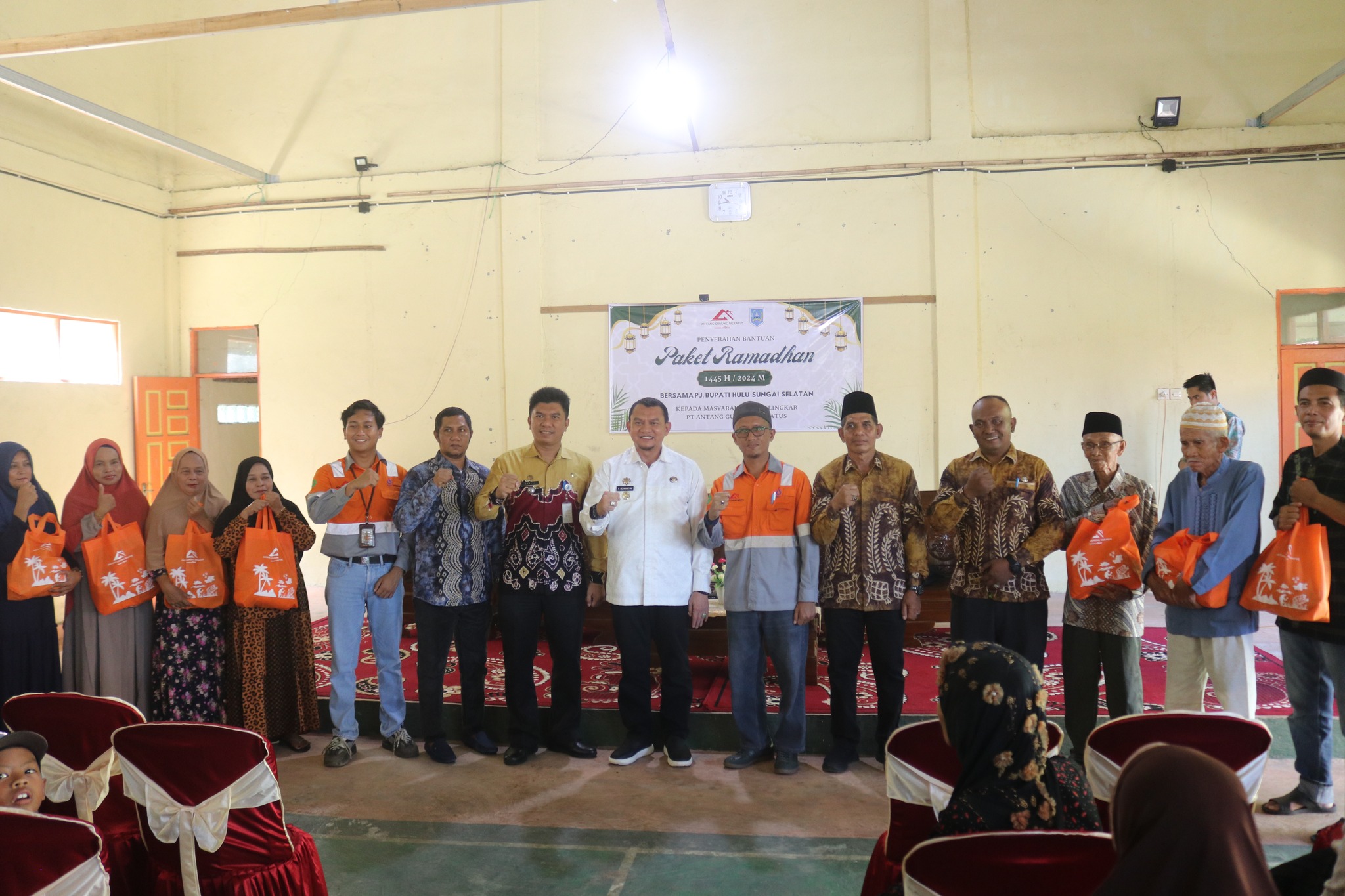 PJ BUPATI HSS SERAHKAN SECARA SIMBOLIS BANTUAN PAKET RAMADHAN DARI PT AGM