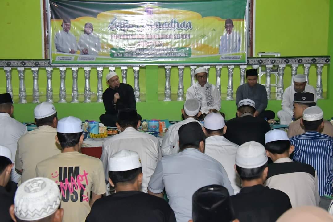 WUJUDKAN SEMANGAT KEKELUARGAAN DENGAN MASYARAKAT DESA TAMBINGKAR MELALUI KEGIATAN SAHUR BERSAMA