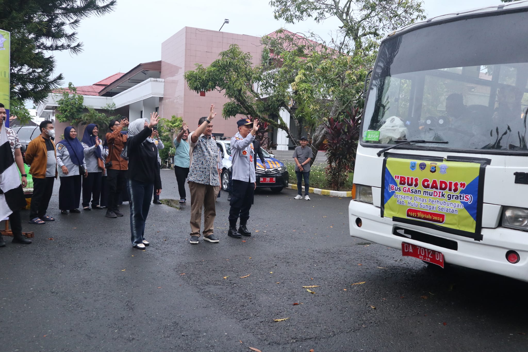 BERIKAN KENYAMANAN MUDIK KE KAMPUNG HALAMAN, PEMKAB HSS GELAR PROGRAM LAYANAN “BUS GADIS” KEPADA MASYARAKAT BUMI RAKAT MUFAKAT