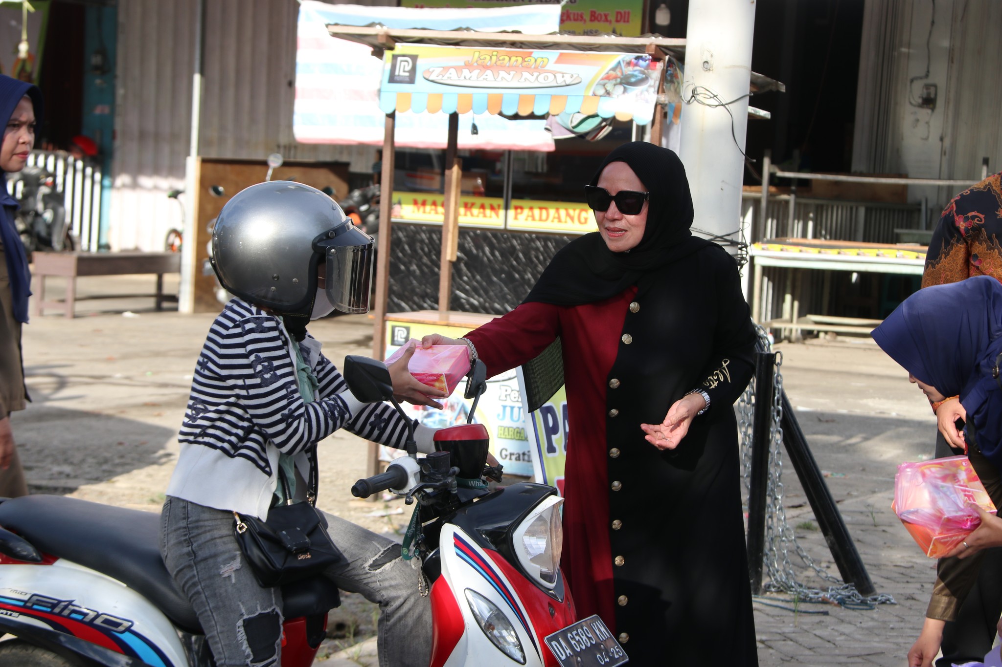 BERBAGI DI BULAN RAMADHAN, PJ KETUA TP PKK HSS TURUN KE JALAN BERIKAN TAKJIL GRATIS KEPADA MASYARAKAT