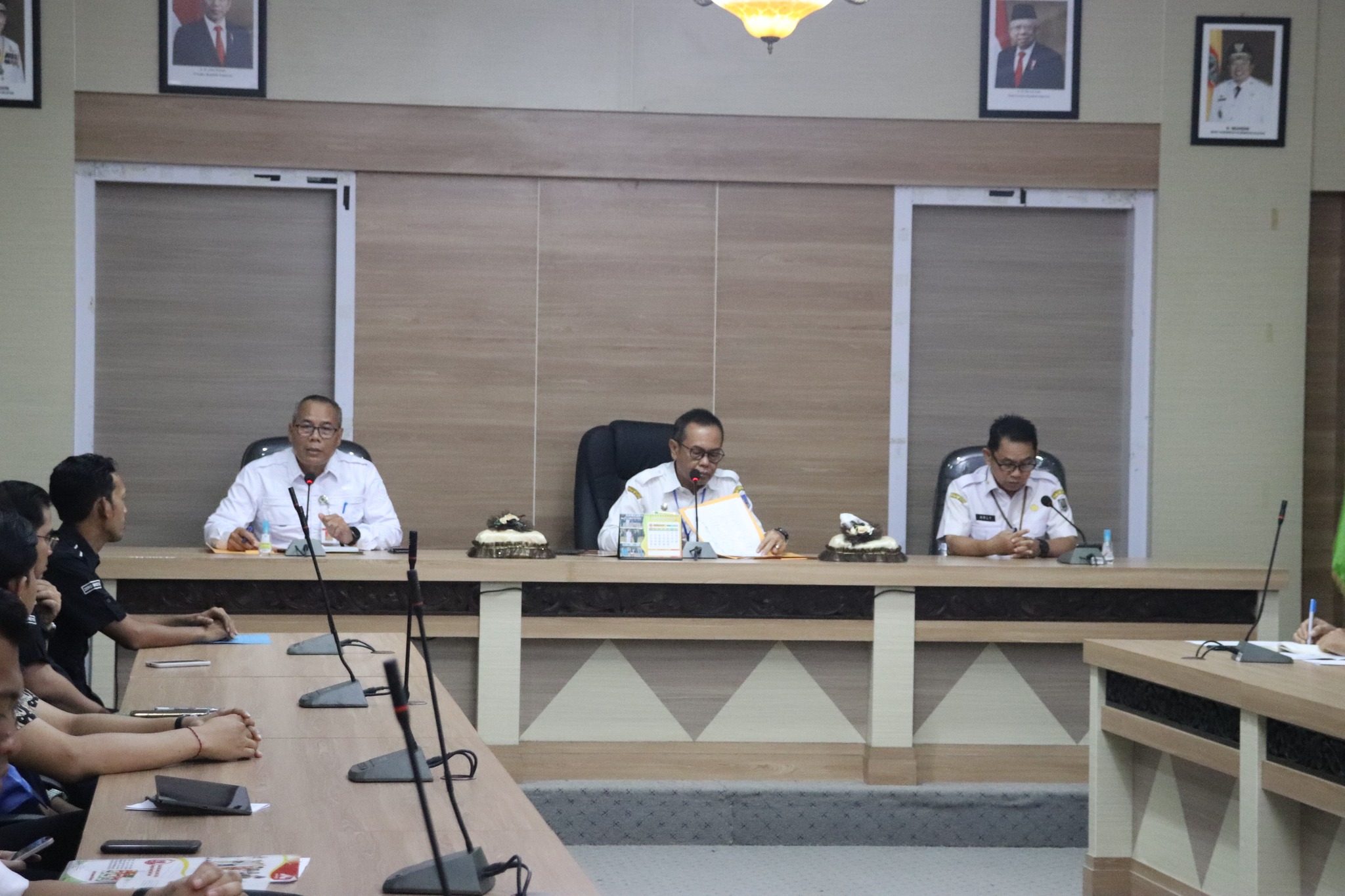 RAPAT KOORDINASI EVALUASI PELAKSANAAN DANA CSR: SEKDA KAB HSS PIMPIN RAPAT
