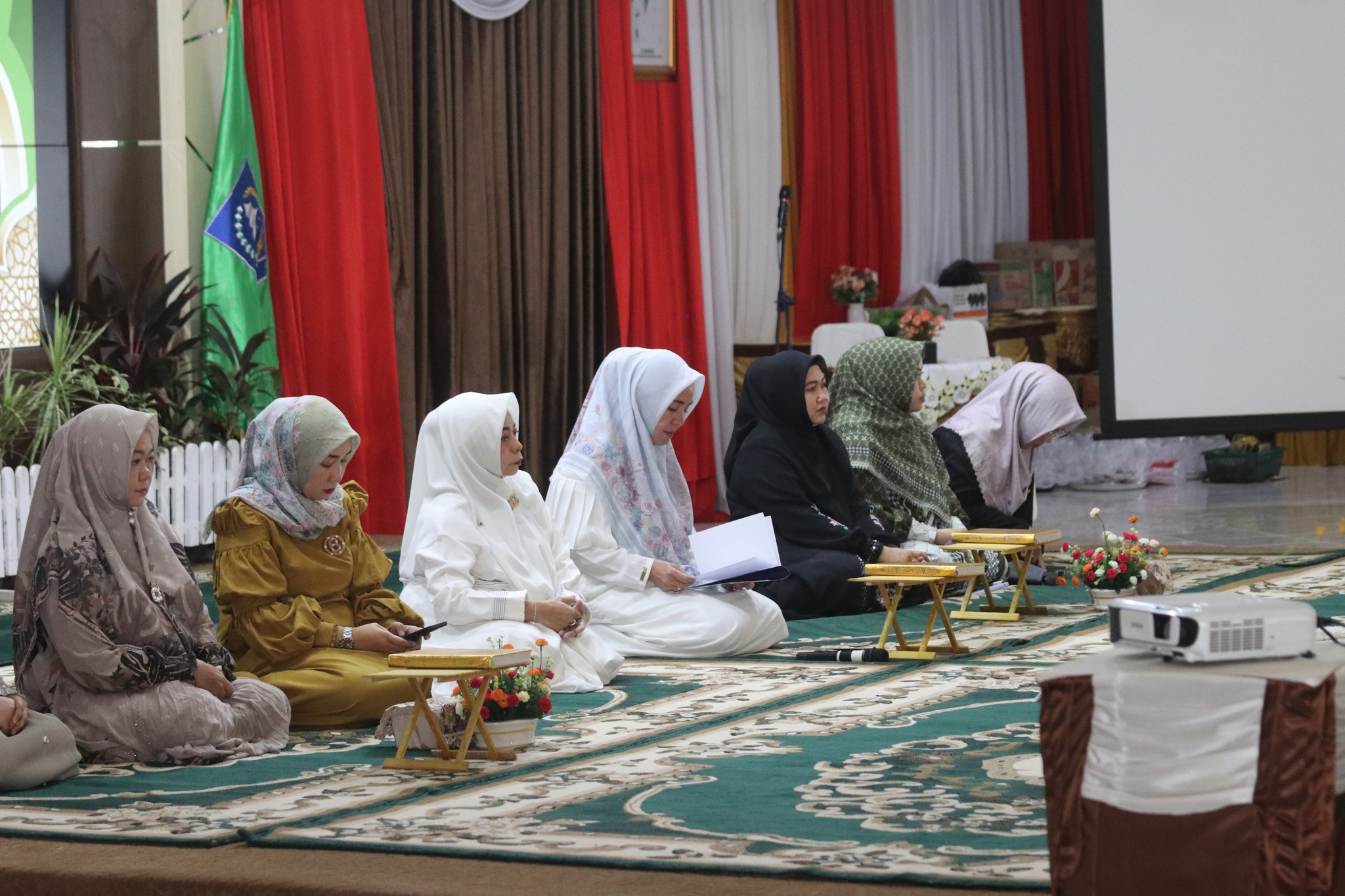 MEMPERERAT TALI SILATURAHMI DAN MENINGKATKAN KEIMANAN: TP PKK KABUPATEN HSS GELAR KHATAMAN AL-QUR’AN DI BULAN SUCI RAMADHAN