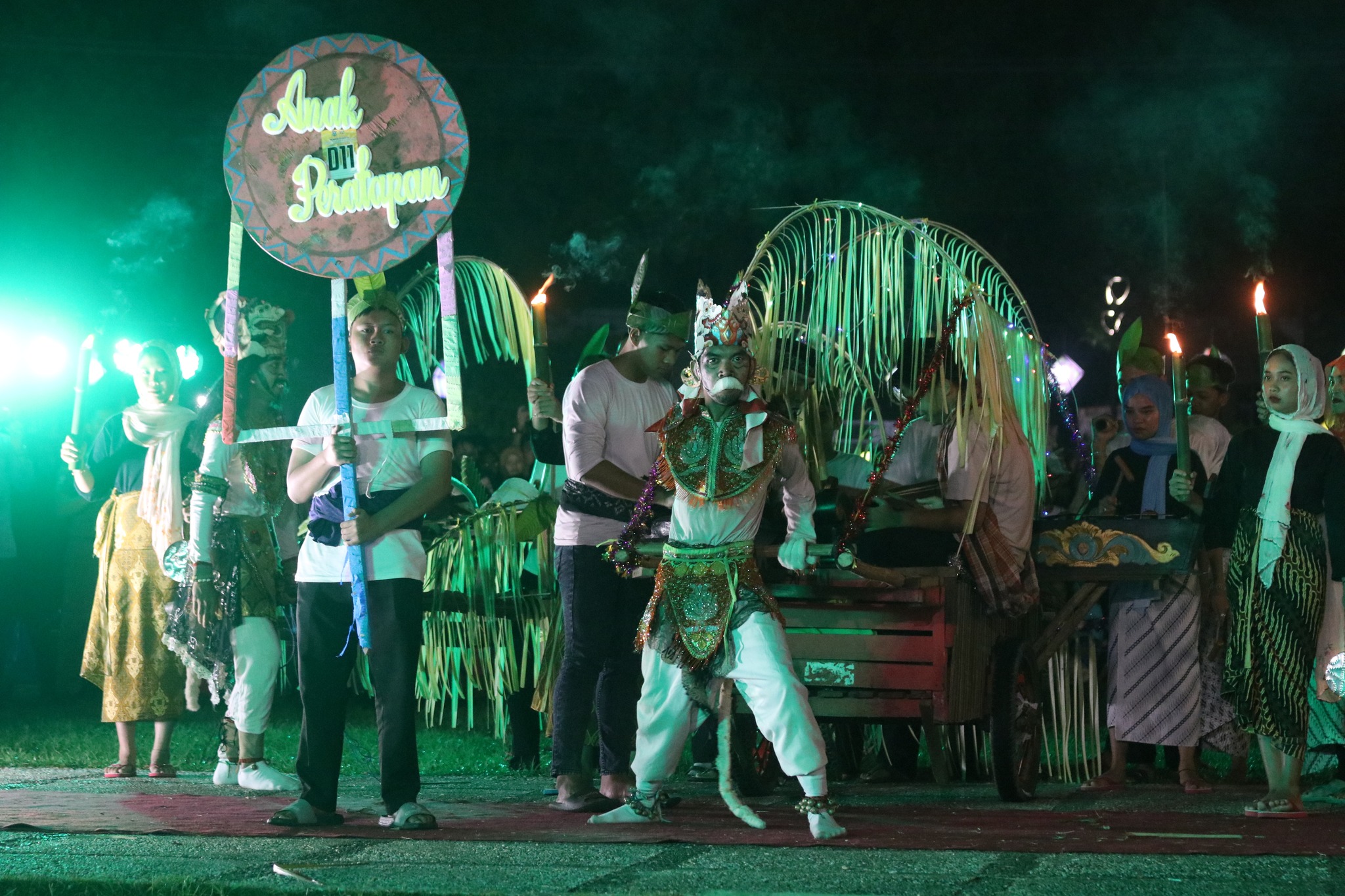 MEMERIAHKAN FESTIVAL KEMILAU RAMADHAN PJ BUPATI HSS BESERTA KELUARGA MENYAKSIKAN LOMBA FESTIVAL BAGARAKAN SAHUR SE-BANUA ENAM