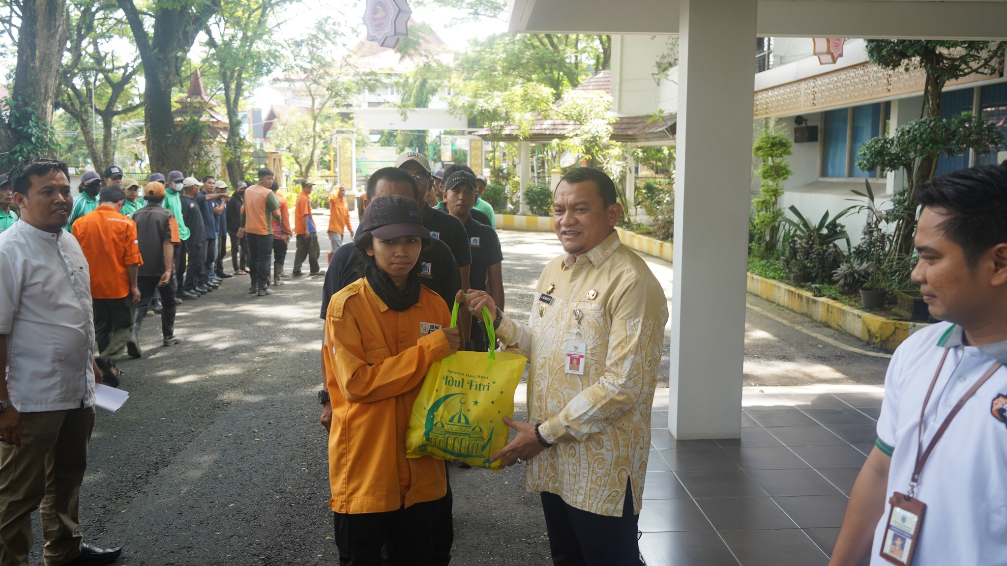 PJ BUPATI HSS SERAHKAN PAKET LEBARAN KEPADA PASUKAN DISPERA KPLH KAB.HSS